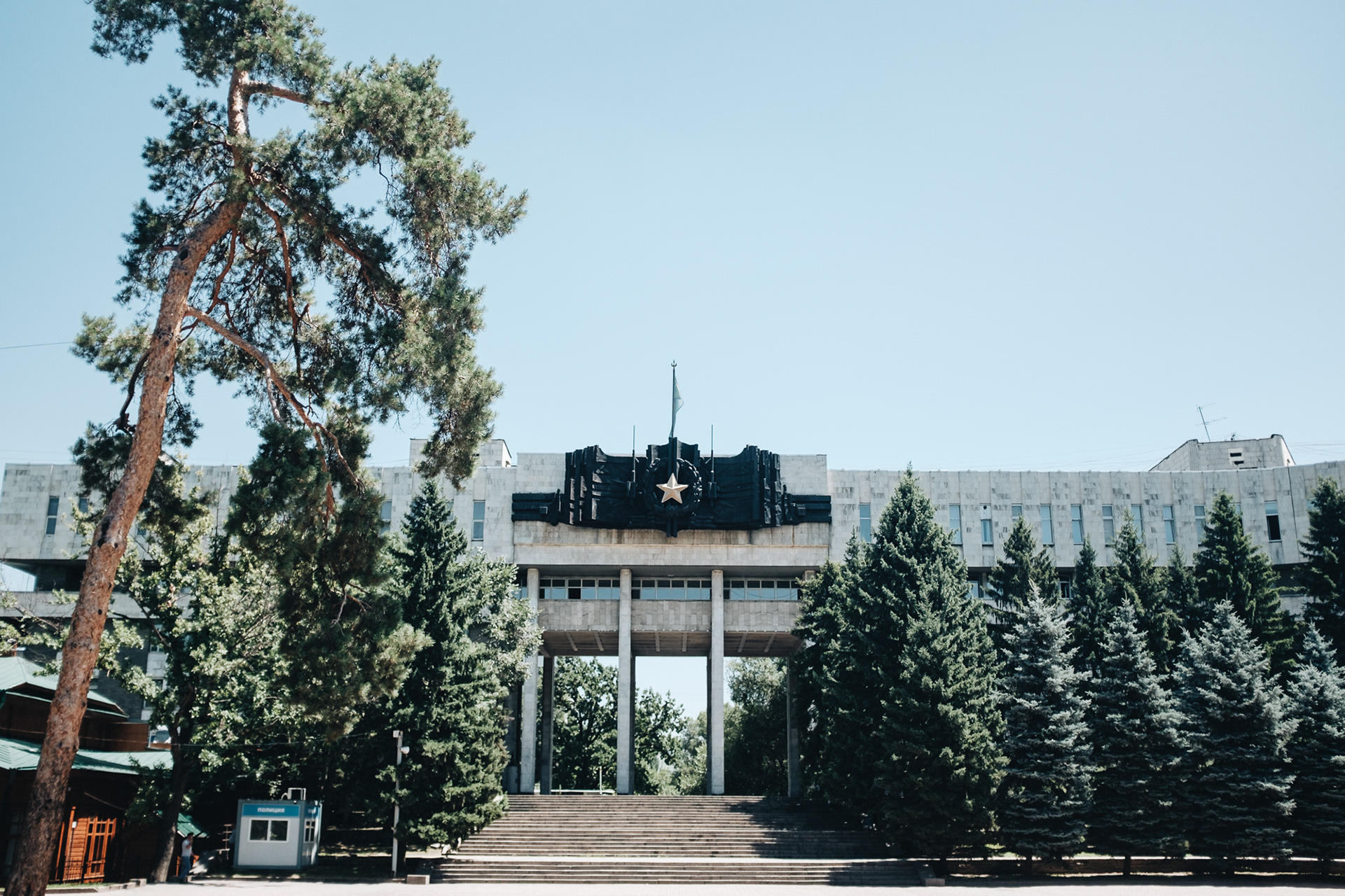 Park 28 Panfilovtsev - oblíbený park s katedrálou uprostřed, název vzdává hold 28 vojákům gardové střelecké divize z Almaty, které velel generálmajor Panfilov, panfilovci padli při obraně Moskvy r. 1941, kde v bojích zneškodnili 18 německých tanků