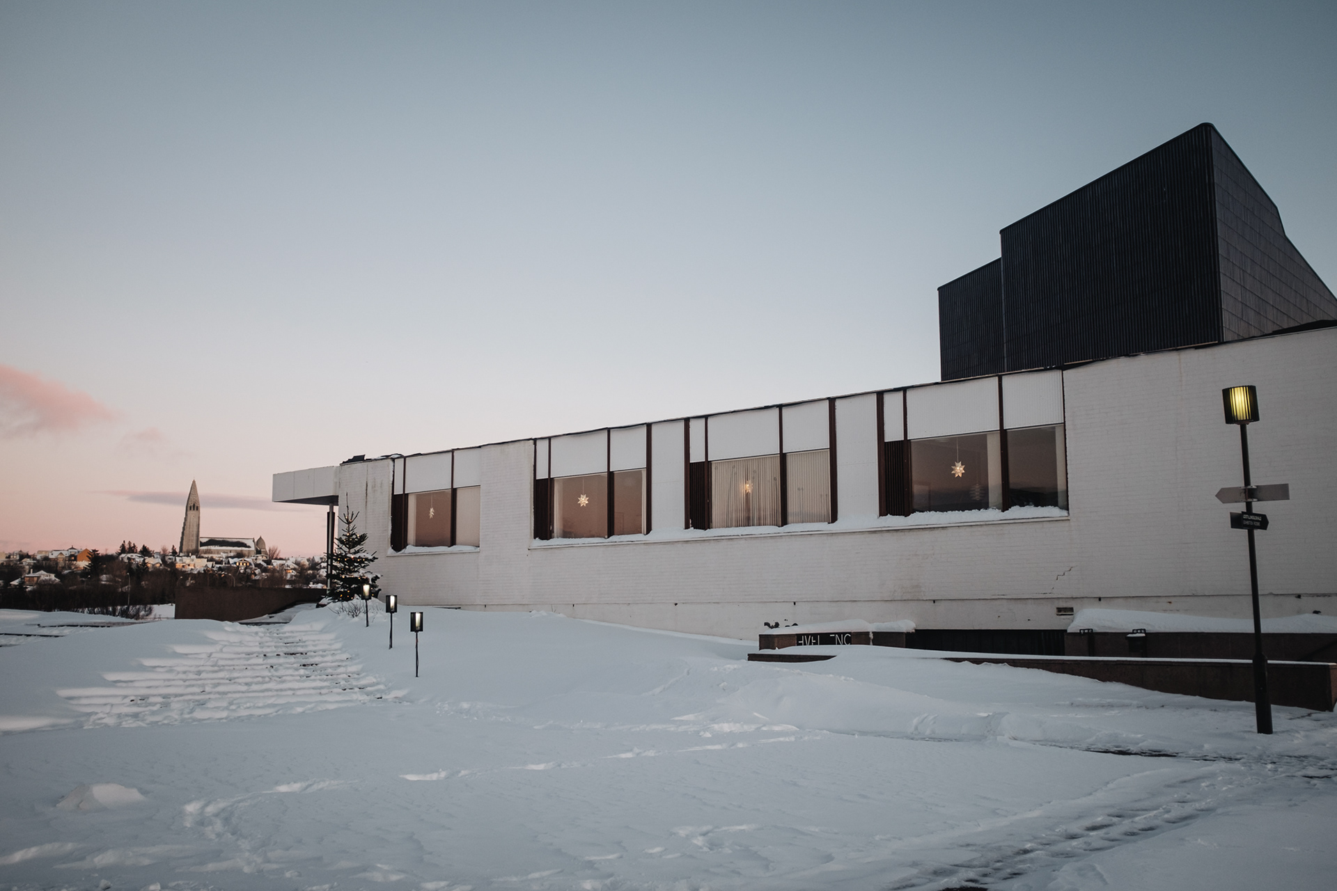 Nordic House - stavba Alvara Aalta, kulturní středisko, knihovna, výstavy, bistro (út–ne 10:00–17:00)