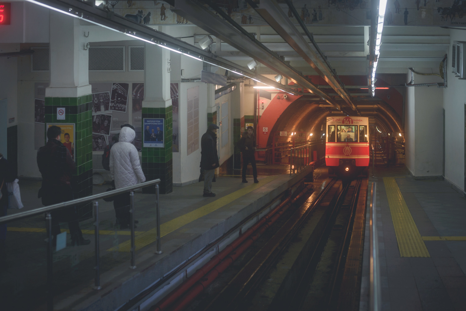 Tünel - 2. nejstarší metro na světě