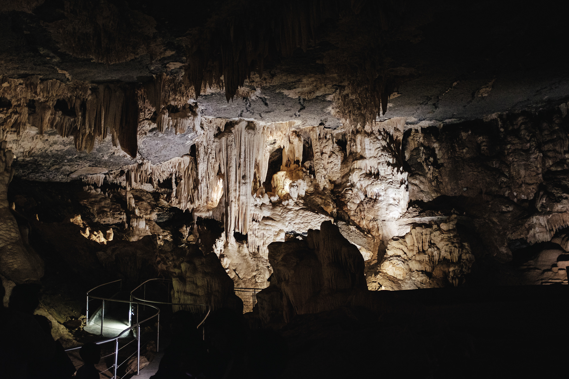 Al Hoota – turistická jeskyně se stalaktity a stalagmity a několika jezírky (7 OMR)