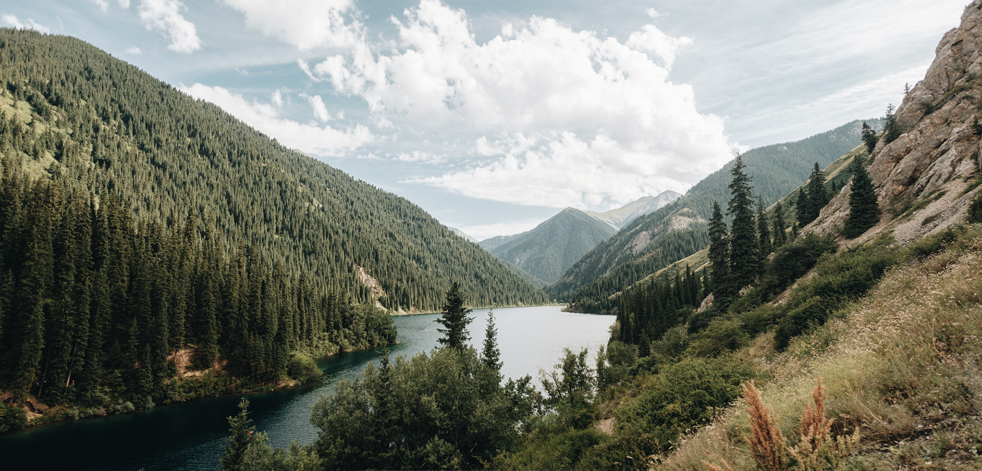 Озеро Кольсай (Jezero Kolsai) - 3 jezera ležící v řadě podél řeky Kolsaj v nadm. výškách 1800 m, 2250 m a 2800 m (tady jen první)