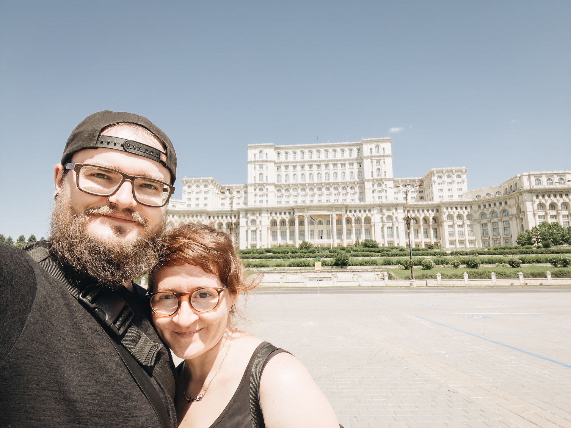 Palác Parlamentu – druhá největší administrativní budova na světě, 270x240x46 m, palác Ceausescu zamýšlel jako sídlo ministerstev, kanceláří komunistické strany a bydlení pro vysoké funkcionáře, před stavbou zde byl kopec Spirei, který byl zarovnán, budova má 12 nadzemních a 4 podzemní patra (vč. protiatomového krytu), 100 m dlouhé foyeur a 1100 pokojů, ve kterých jsou dnes v polovině kanceláře a zbytek prázdný, dekorace kvůli Ceausescovým rozmarům nebyly nikdy dokončeny, budově se přezdívalo Casa Nebunului = Dům šílence, dnes zde sídlí senát i parlament prohlídky 9:00–17:00 (poslední v 16:30), 40-45 lei, ID s sebou!
