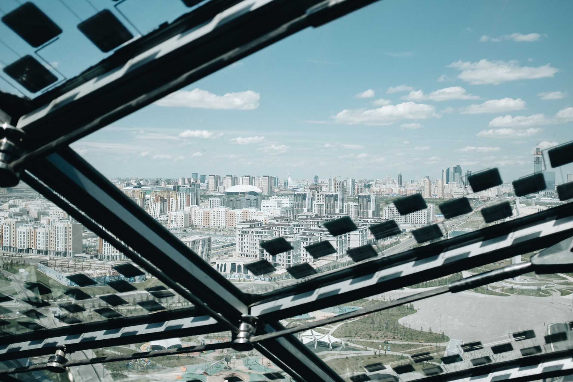 Výhled na Nur-Sultan z Muzea budoucnosti; celá budova je napájená solárními panely