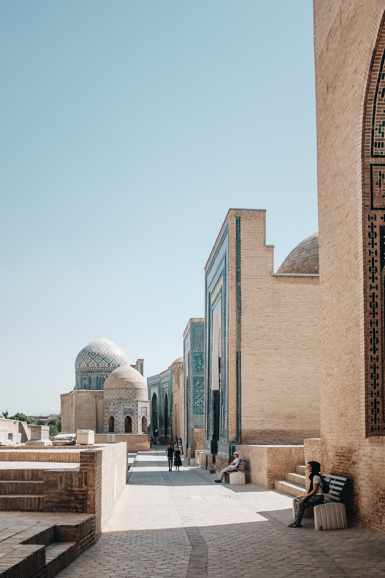 Shah-i-Zinda Ensemble Шоҳи Зинда - nejpůsobivější místo v Samarkandu, celá ulice pohřebiště s královskými hrobkami a mauzolei, mozaiky z tyrkysově modrých glazovaných kachlíků z timurovského období, ve 13. st. ji vyplenili Mongolové a ve 14. st. zdejší pohřebiště poblíž "živého krále" pak začal využívat Timur pro členy své rodiny a blízké, pohřebiště zůstalo dlouho krásně zachovalé, v r. 2005 bylo mnoho hrobek agresivně a kontroverzně restaurováno (značná část nádherných originální mozaik a obkladů ze smaltovaných a terakotových kachlíků byla nahrazena novými)