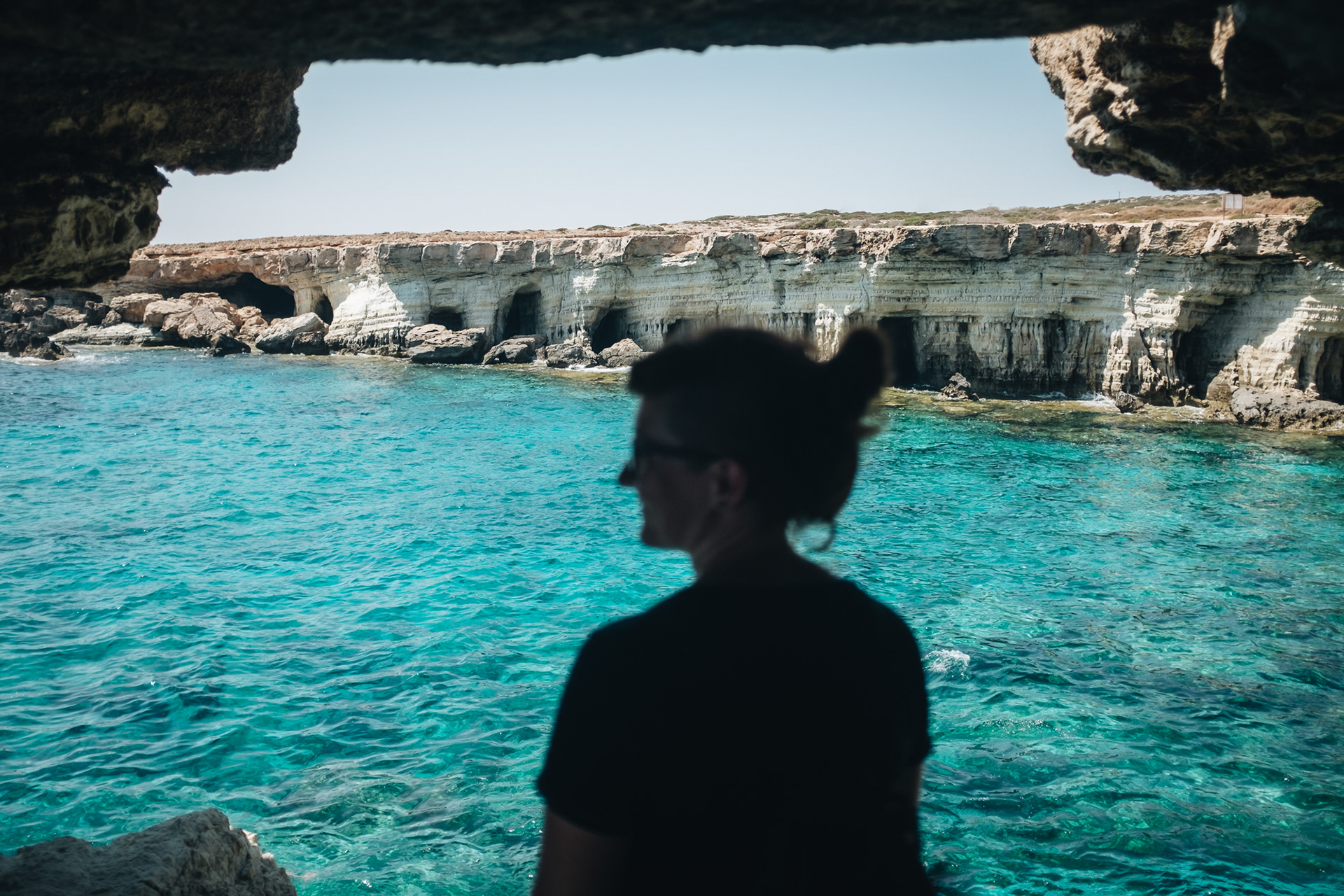 Sea Caves – supr jeskyně ve skalách; do některých se dá dostat i po souši
