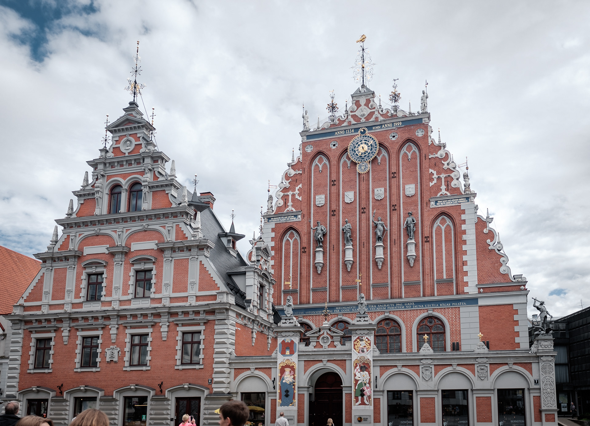 Maurský dům ze 14. st., nejfotogeničtější budova Staré Rigy, původní stavba byla zdemolována v r. 1941, v r. 2001 vznikla její přesná replika podle původních stavebních plánů