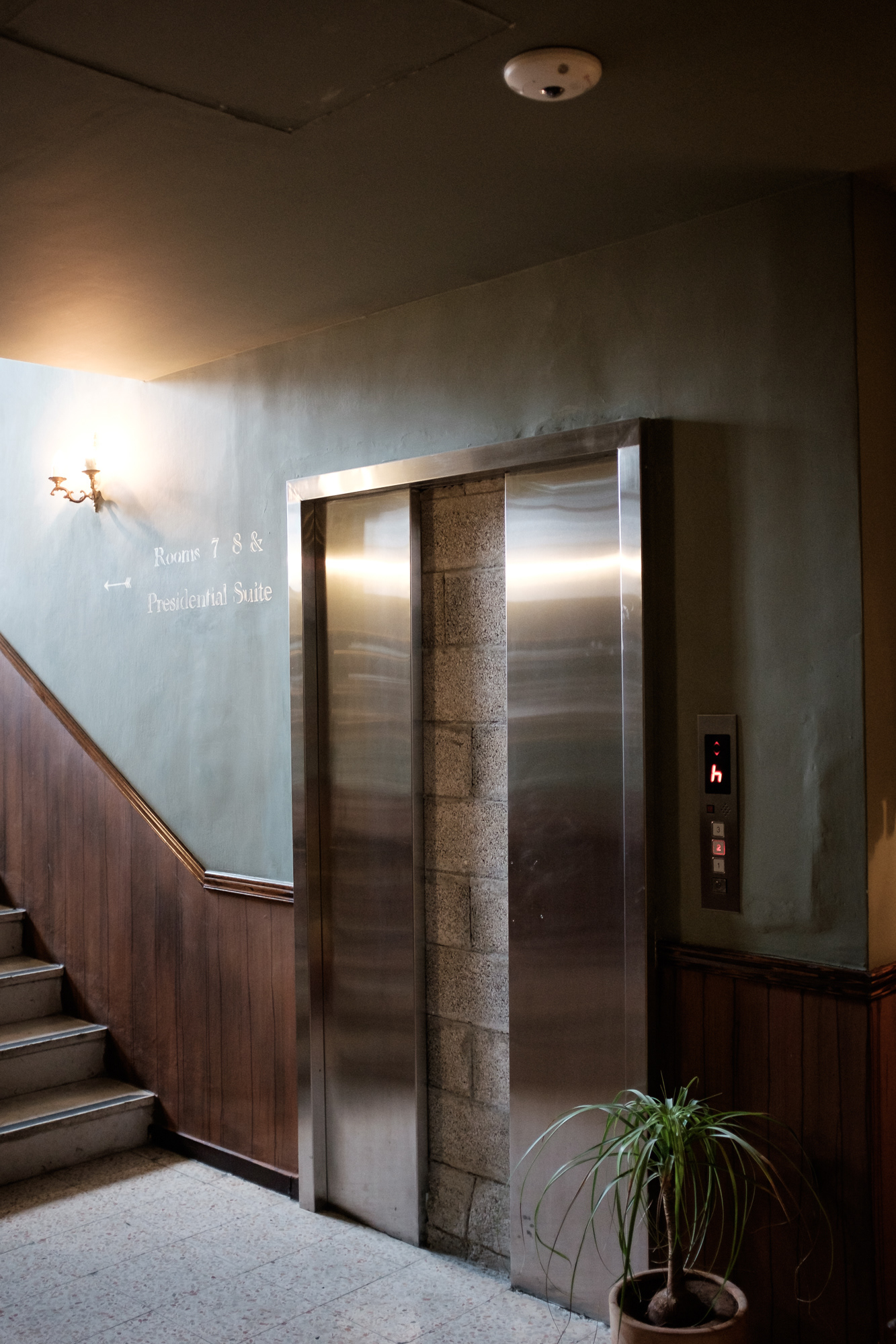 Banksyho hotel s nejhorším výhledem na světě, uvnitř všude jeho díla, v patře galerie a v přízemí Muzeum okupace.
