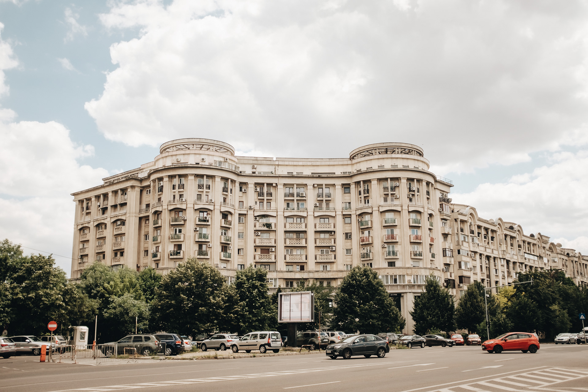 Centrul Civic – čtvrť stavěná v letech 1984–1989, kdy se Ceausescu poté, co navštívil Severní Koreu a byl uchvácen Pchjonjangem, rozhodl přetvořit Bukurešť na „první socialistické hlavní město pro nového socialistického člověka“, 1/4 historického centra Bukurešti o rozloze 5 km2 bylo zdemolováno (asi 9000 domů z 19. st, jejichž 40 000 obyvatel bylo přestěhováno do nových okrajových čtvrtí + mnoho starých kostelů)