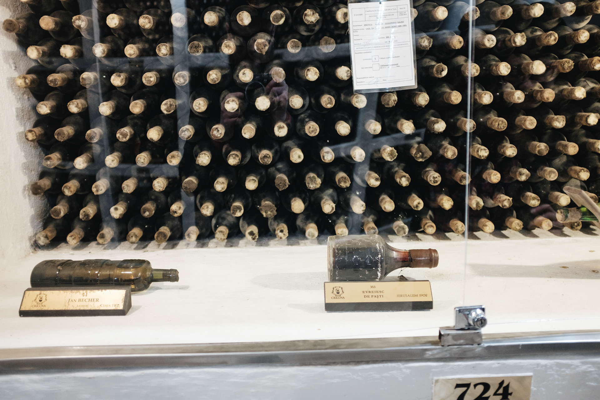 Nejstarší lahve ve sklepení – víno z Palestiny z roku 1902 a Becherovka taky z roku 1902 ze sbírky Hermanna Göringa