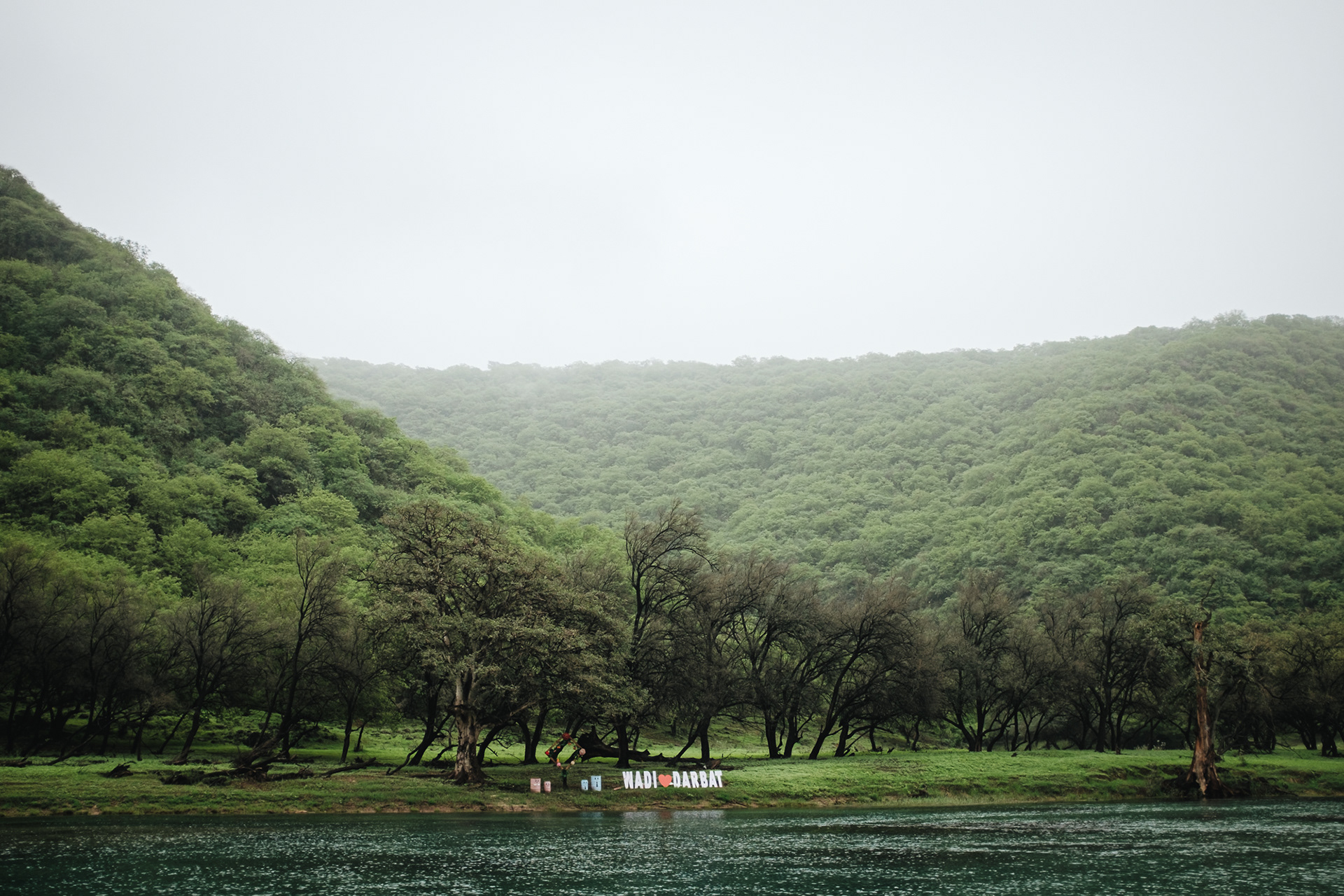 Wadi Darbat - travnatá náhorní plošina, na které se nachází největší stálé přírodní jezero v Ománu; okolní jeskyně využívali v pol. 70. let sultánovi vojáci spolu s britskými SAS, aby infiltrovali do oblastí, kde docházelo ke komunistickým povstáním; NEKOUPAT SE!!!!