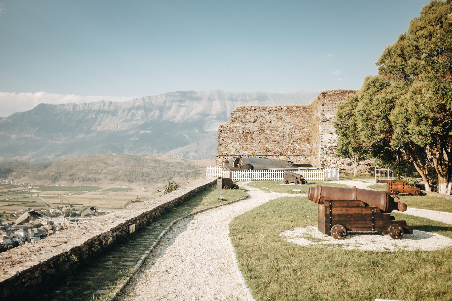 Castle of Gjirokastra - pevnost, „stříbrný hrad“ (když prší, kameny se lesknou kovově), pevnost zde stála již v 8. st. př. n. l., dnešní podoba z r. 1811, je zde tank! Fiat L6/40 používaný nacisty, hradní muzea. vězení, akvadukt, ... (po-ne 9:00-18:00, 200 LKK)