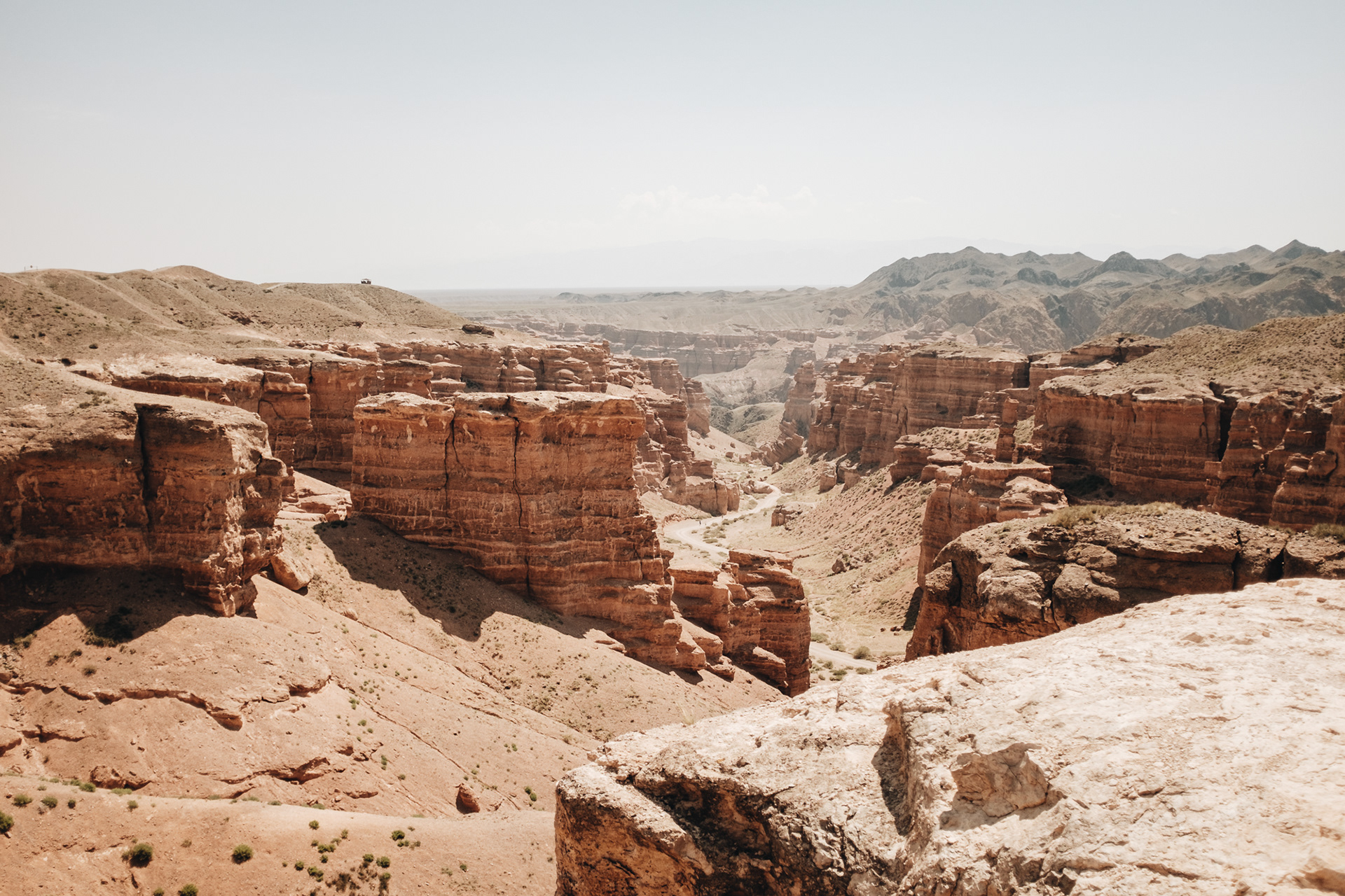 Charyn canyon - kaňon vyhloubený divokou řekou Šaryn do jinak ploché stepi, hluboký 150 až 300 m