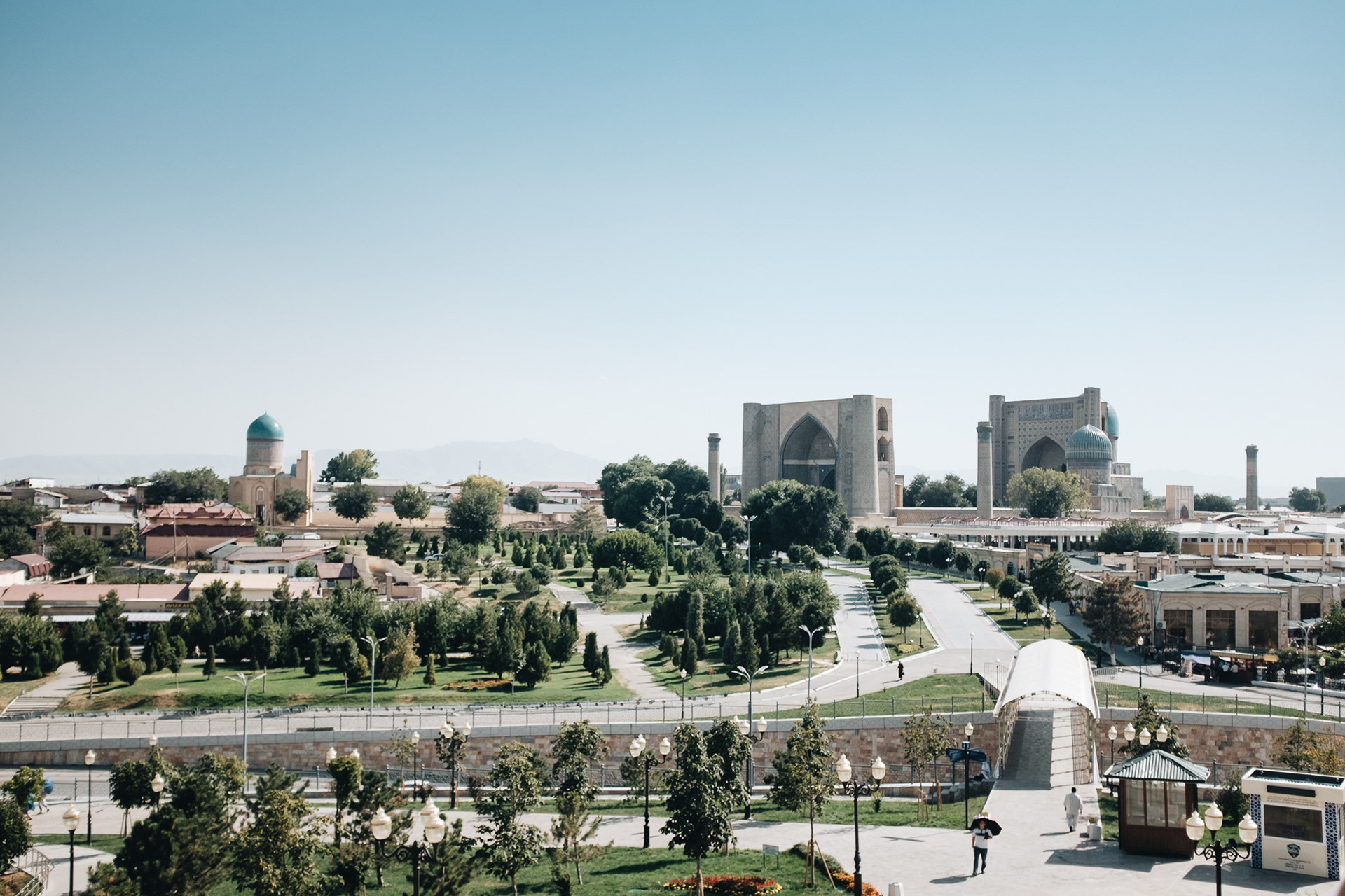 Vyhlídka na Samarkand z Hazrat Khizr Mosque مسجد‎ - nejkrásnější samarkandská mešita, původní mešitu z 8. st. srovnána se zemí Čingischánem, nová z 19. st., v 90. letech zrestaurována zásluhou bohatého obyvatele Buchary