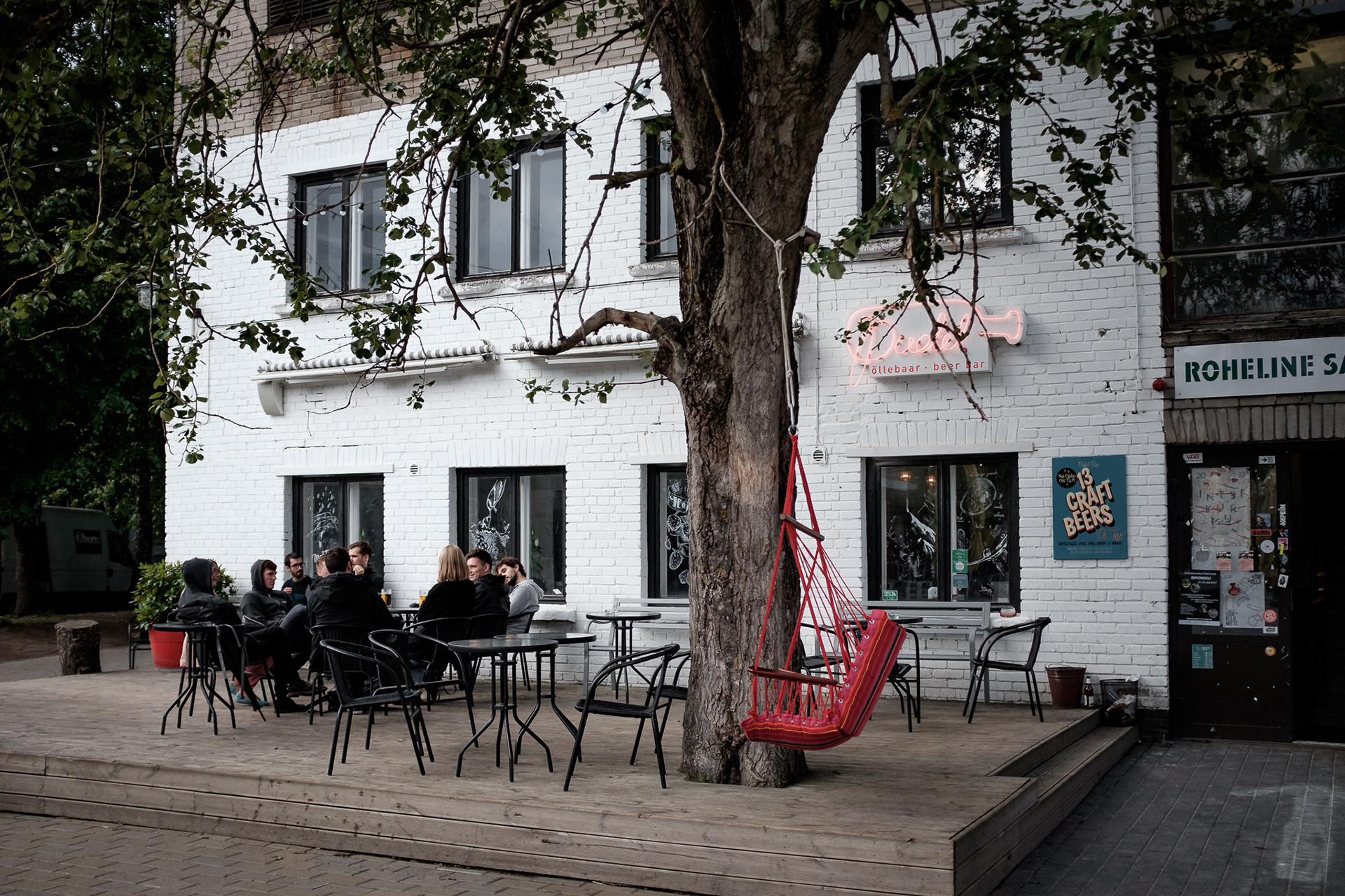 Telliskivi - Jídlo, pití, design shopy, grafický a architektonický studia, atd. v bývalé továrně. Supr místo! Tady skvělej bar Pudel Baar