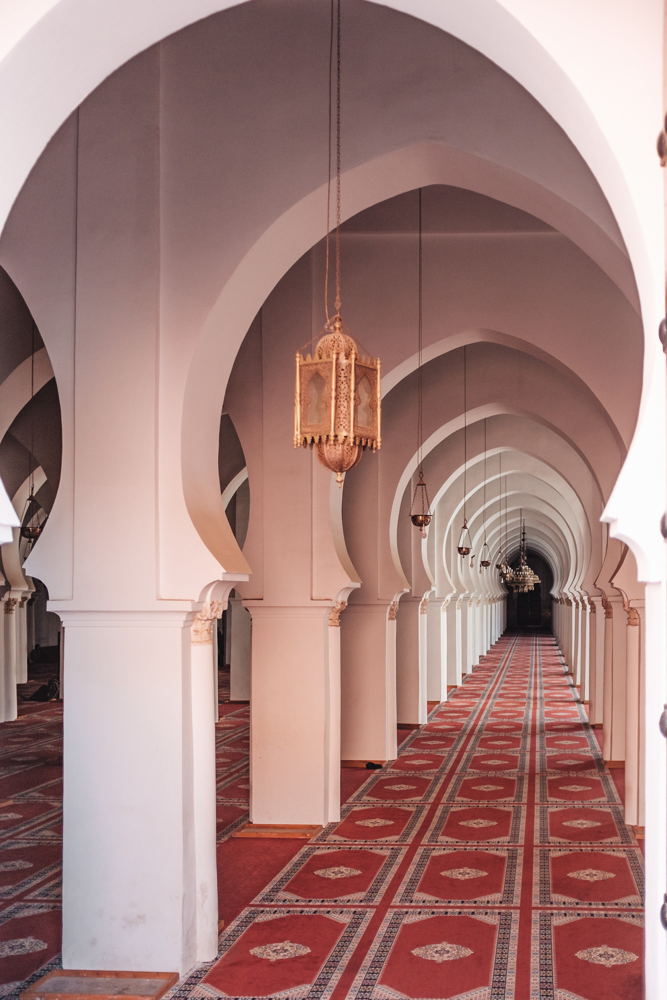 Mešita Kutubíja mešita s minaretem nejvyšším ve městě (nepřístupné pro nemuslimy), 70 m vysoký minaret z 12. st., sloužila jako předloha pro minarety v Seville a Rabatu, monumentální přehlídka maurských prvků, dříve omítnuto růžovou omítkou, po restaurování necháno odhalené zdivo přístupné zrenovované zahrady