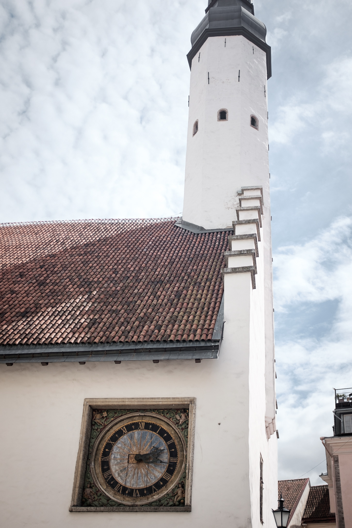Pühavaimu kirik - Kostel sv. Ducha ze 14. st., fosforeskující zlatomodrý orloj, chrámová zvonice nejstarší v Estonsku