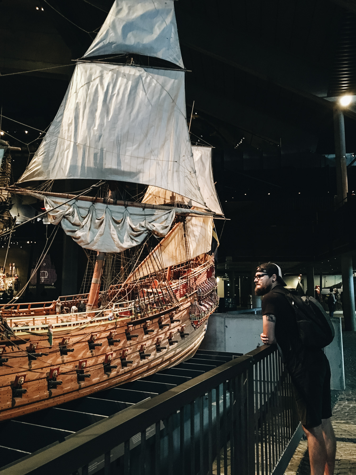 Vasa muzeum s válečnou lodí ze 17. století, měla být pýchou námořnictva Gustava II. Adolfa, chvíli po spuštění na vodu se v důsledku přetížení děly a honosným zdobením převrátila a zmizela pod hladinou... byla nalezena až po 300! letech (50. léta) a vyzdvižena na břeh