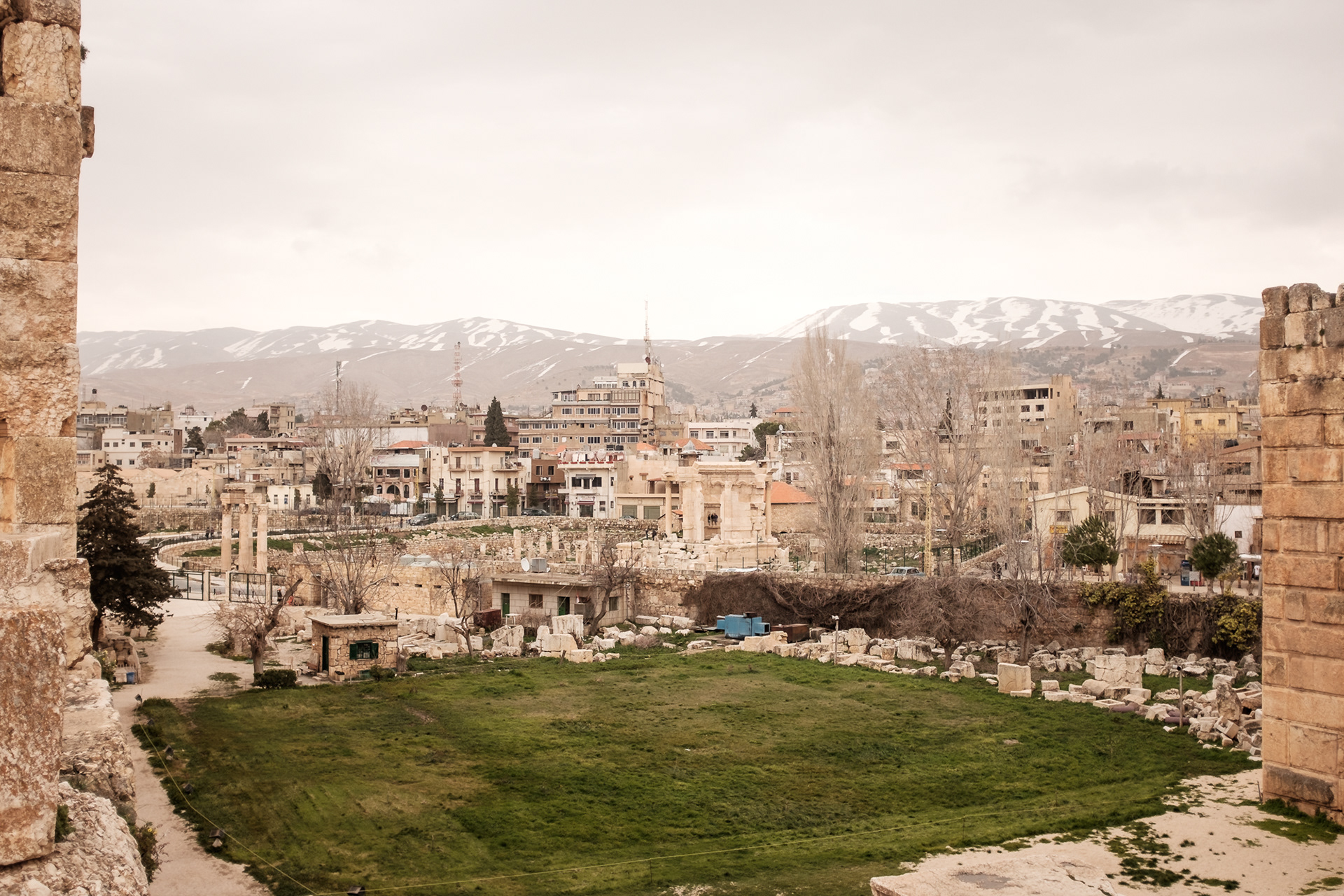 Baalbek - výhled přes město na pohoří