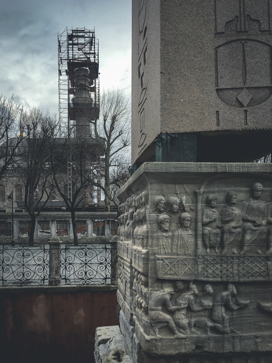 Dikilitaş - Theodosiův sloup, v pozadí rekonstrukce 6. minaretu