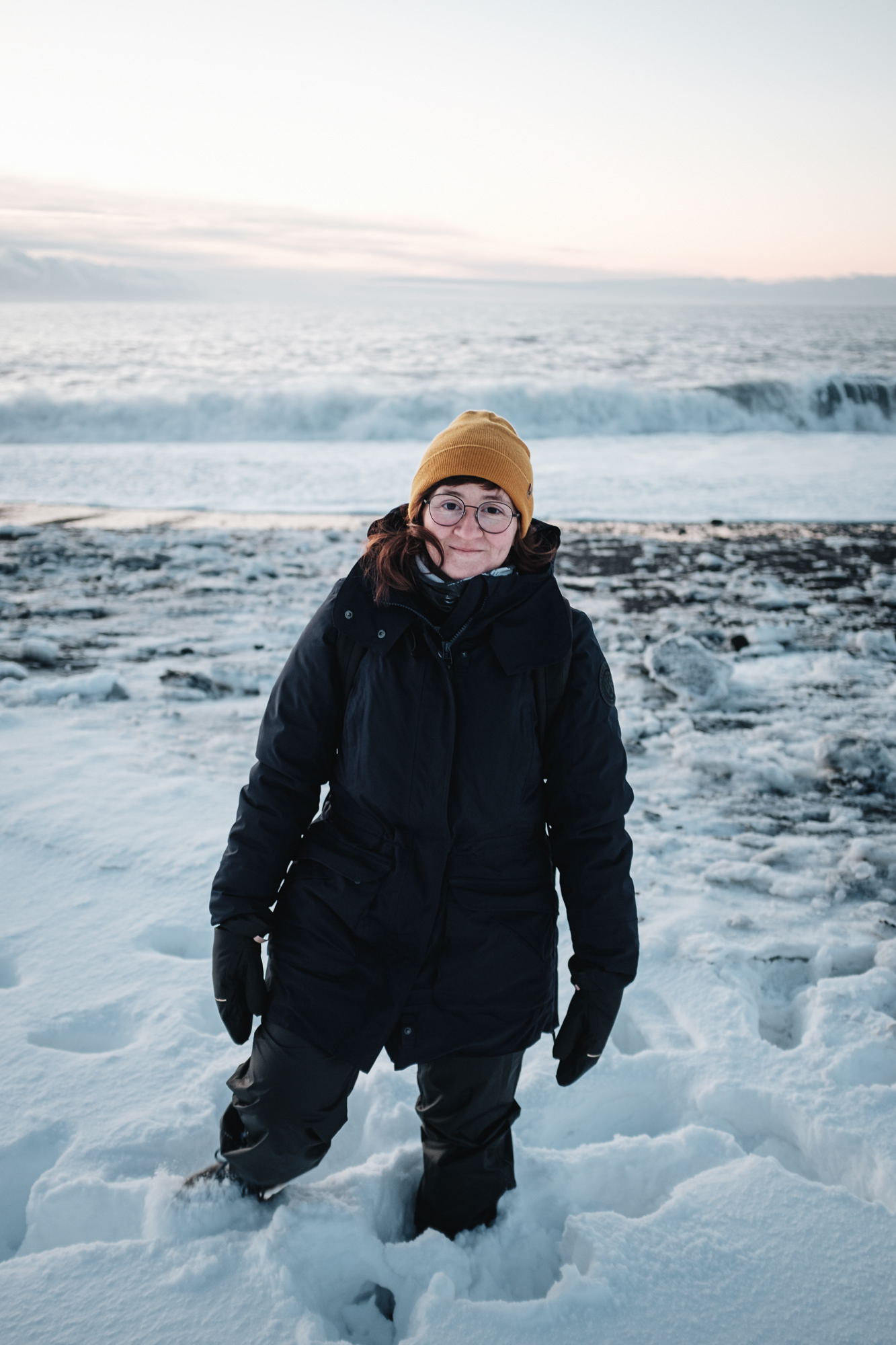 Black Sand Beach Reynisfjara - černá pláž s čedičovými sloupy, na útesech žijí papuchálci, supr výhled na západ na Dyrhólaey, v okolních útesech je mnoho jeskyní, pozor na vlny!