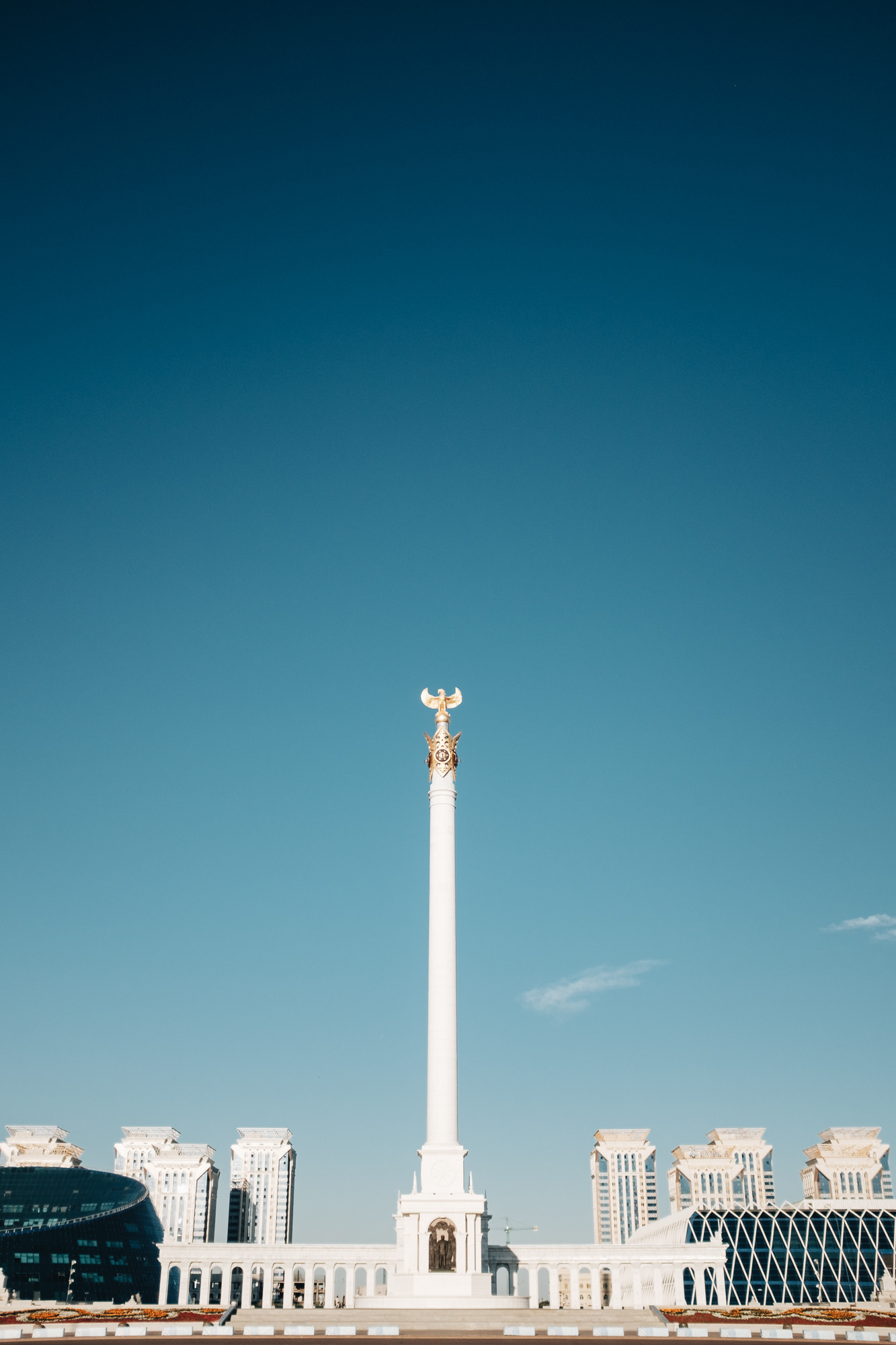 Monument Kazakh Eli - 91 m vysoký památník "Vlast Kazachů", který má symbolizovat historický úděl Kazachů - na vrcholu sloupu zlatý mytický pták Samruk, za ním sochy hrdinných batyrů a na podstavci 5m bronzový reliéf s prezidentem Nazarbajevem uprostřed