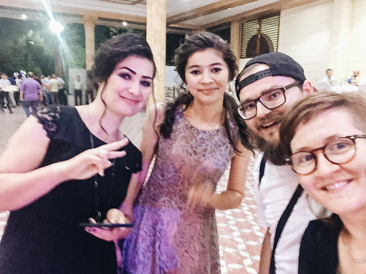 Uzbecká svatba! V parku vedle Registánu nás potkal starší opilý Uzbek se zlatými zuby a po chvilce nás pozval na místní gigantickou svatbu, kde se nás hned ujali další a další. Nalili nám několik panáků vodky a všichni se chtěli vyfotit