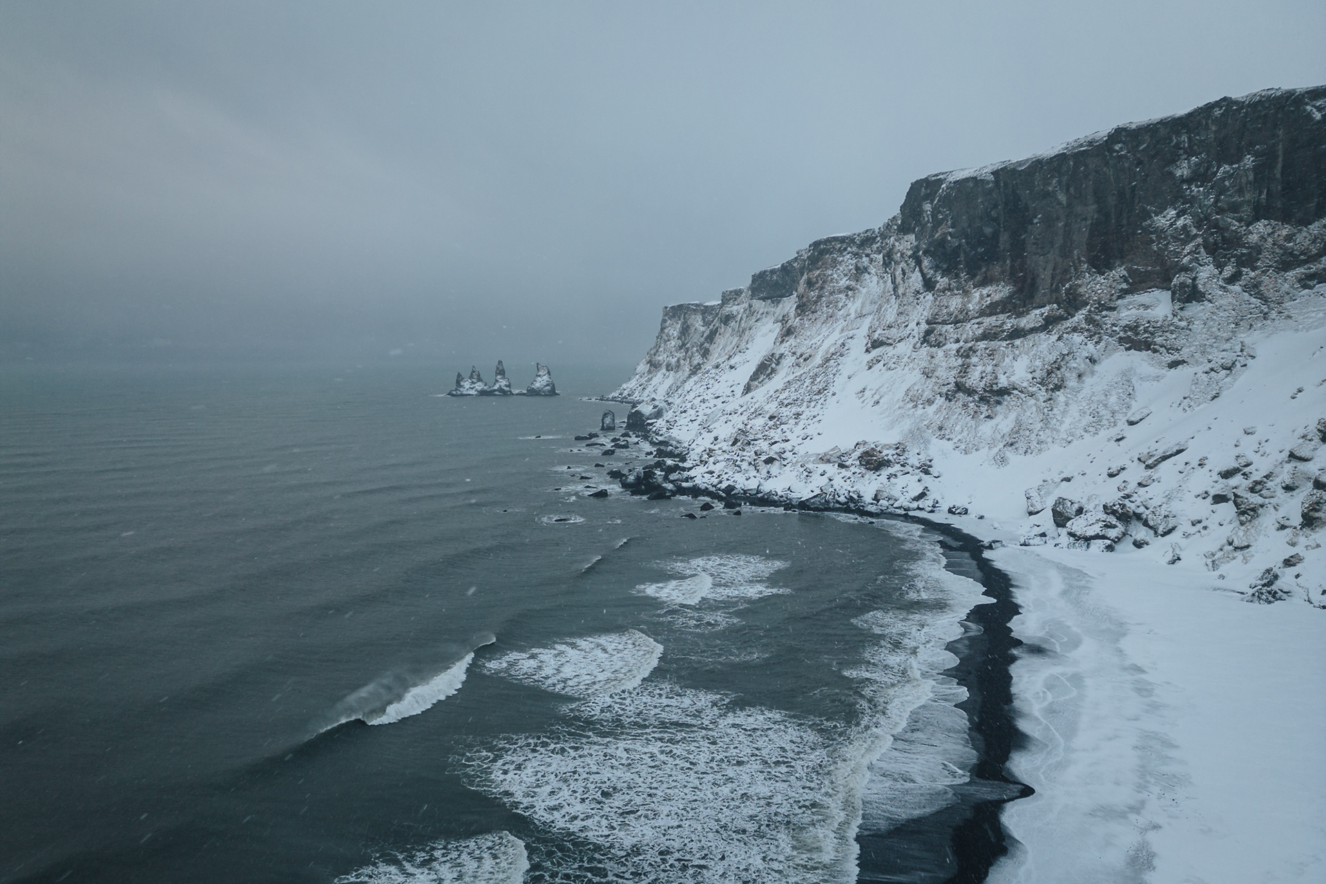 Reynisdrangar - skupina čedičových útvarů, podle pověsti jsou to stěžně lodi, kterou ukradli trollové, když byli chyceni slunečním svitem