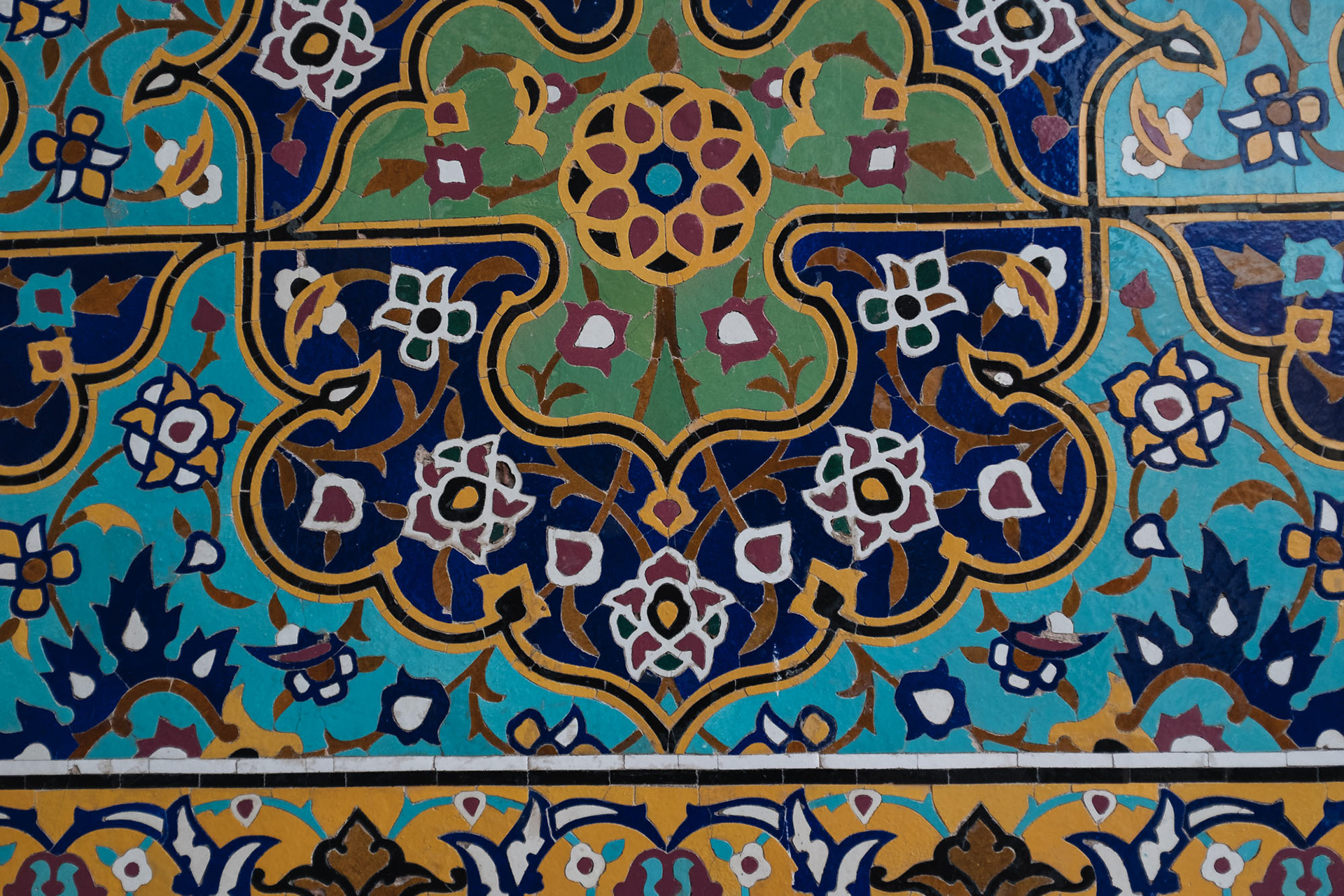 Shahcheragh Holy Shrine - mozaika nalámanejch barevnejch dlaždic, každej kousek je tam položenej zvlášť