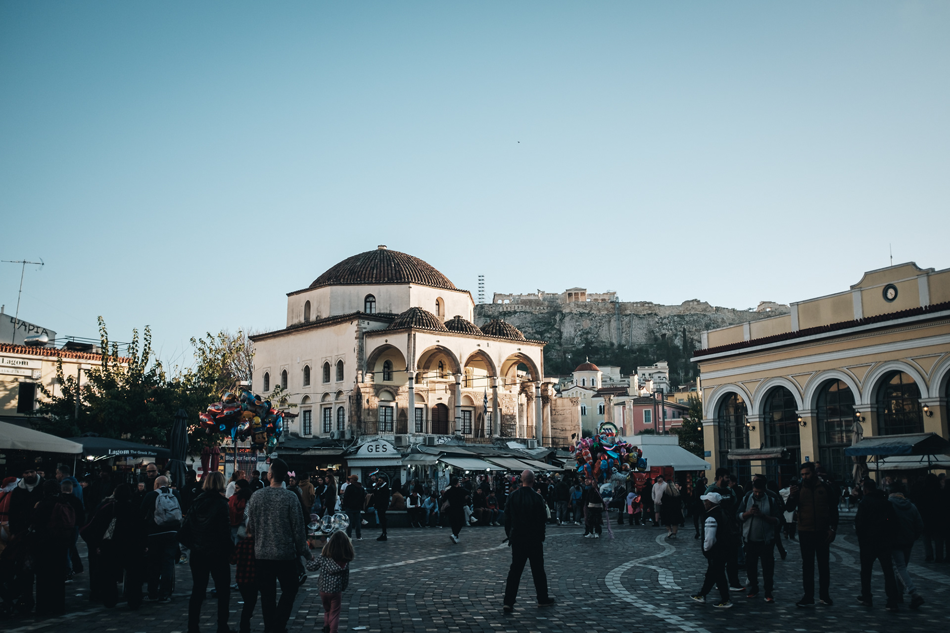 Monastiraki Square - se staletým byzantským kostelem