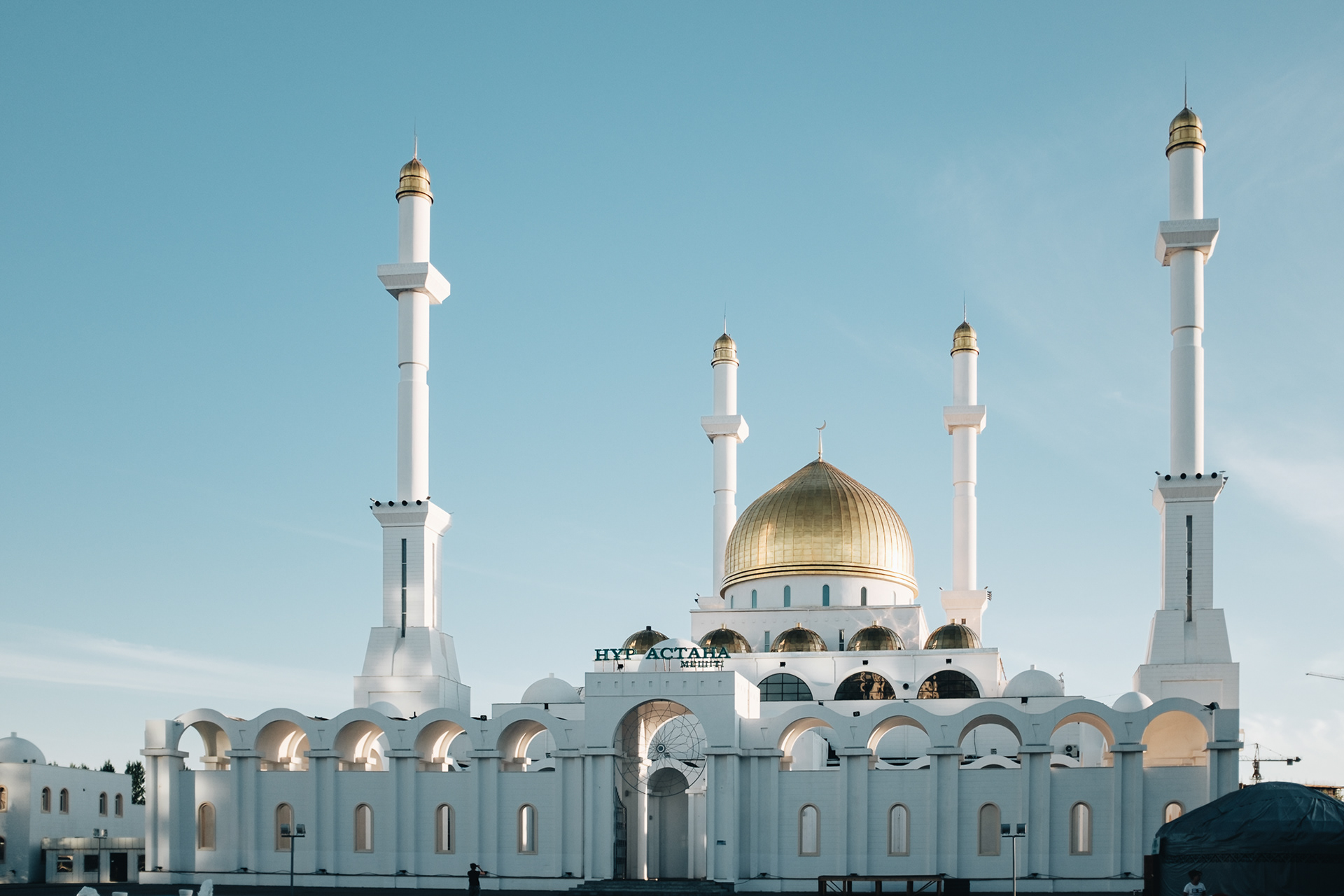 Nur Astana Mosque - mešita "Světlo Astany" z r. 2005, modlitebna pouze pro muže, pro ženy horní galerie, vstup zdarma 