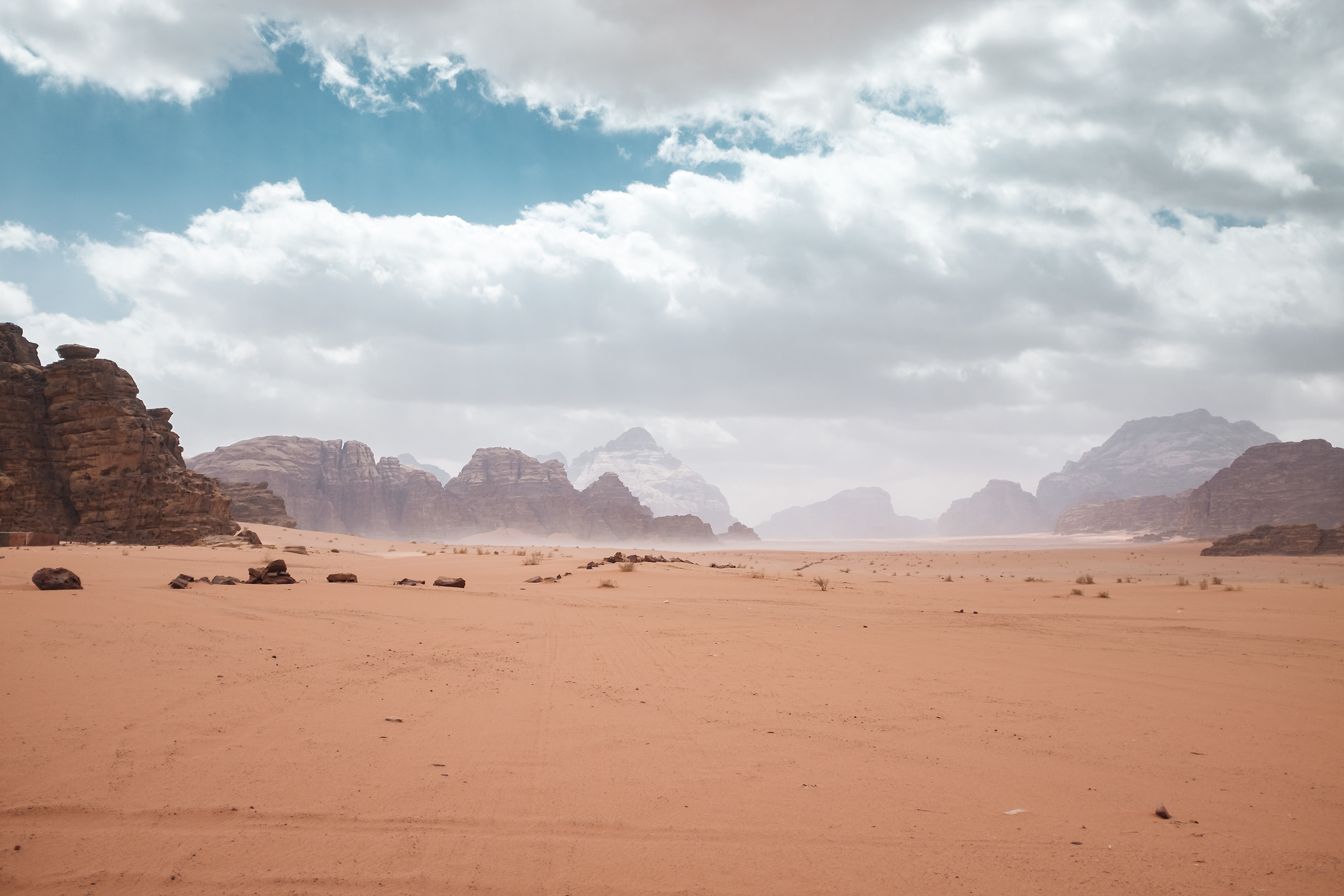 Wadi Rum a vítr z hor, takže byl písek všude (hlavně v zubech)