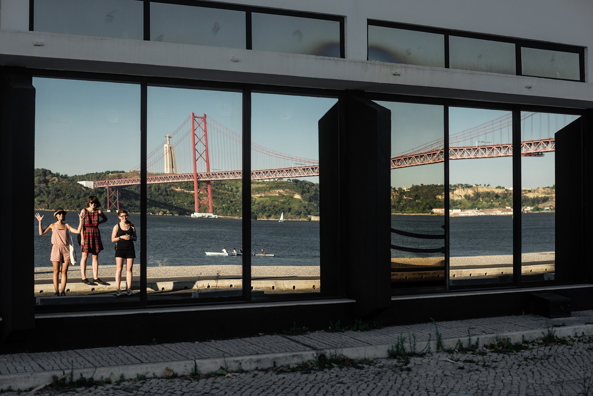 Ponte 25 de Abril - kopie Golden Gate Bridge pojmenovaná po událostech Karafiátové revoluce, kdy levicoví revolucionáři svrhli Salazarovu diktaturu