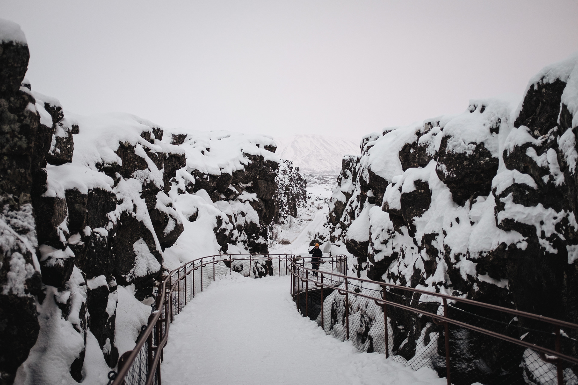 Þingvellir - národní park, kde vikingové r. 930 založili první demokratický parlament na světě Althingi (mnozí první osadníci Islandu měli rozepře se skandinávskou královskou vrchností, chtěli zde žít klidně bez svých králů, proto vytvořili oblastní things (shromáždění), kde se o spravedlnost starali místní náčelníci, poté bylo zapotřebí vytvořit celonárodní thing, kde se přijímaly nové zákony, uzavíraly svatební smlouvy, rozhodlo se zde o náboženství země), následující staletí však eskalovalo násilí mezi jednotl. skupinami, došlo ke zhroucení zákonů a pořádku a vláda byla předána norské koruně, r. 1271 byl Althingi zbaven legislativní moci a až do r. 1798 působil jen jako soudní dvůr, dokud nebyl rozpuštěn úplně, r. 1843 znovu nabyl své moci a přestěhoval se do Reykjavíku); shromáždění se konala venku, dnes jsou zde pouze kamenné základy starověkého tábořiště; ohromné riftové údolí, které vytvořil střet euroasijské a severoamerické desky, s řekami a vodopády; 1. NP v zemi, od r. 2004 na seznamu UNESCO