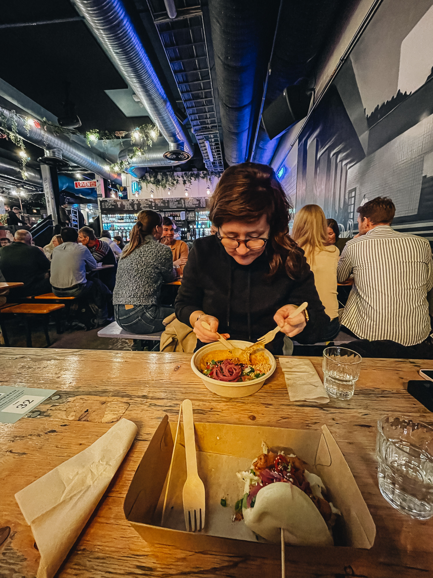 Silk Road Street Food – v Oslo Street Food hall v bývalém bazénu; Indie, Thajsko, západní Afrika (po–čt 11:00–22:00, pá–so 11:00–23:00, ne 12:00–21:00)