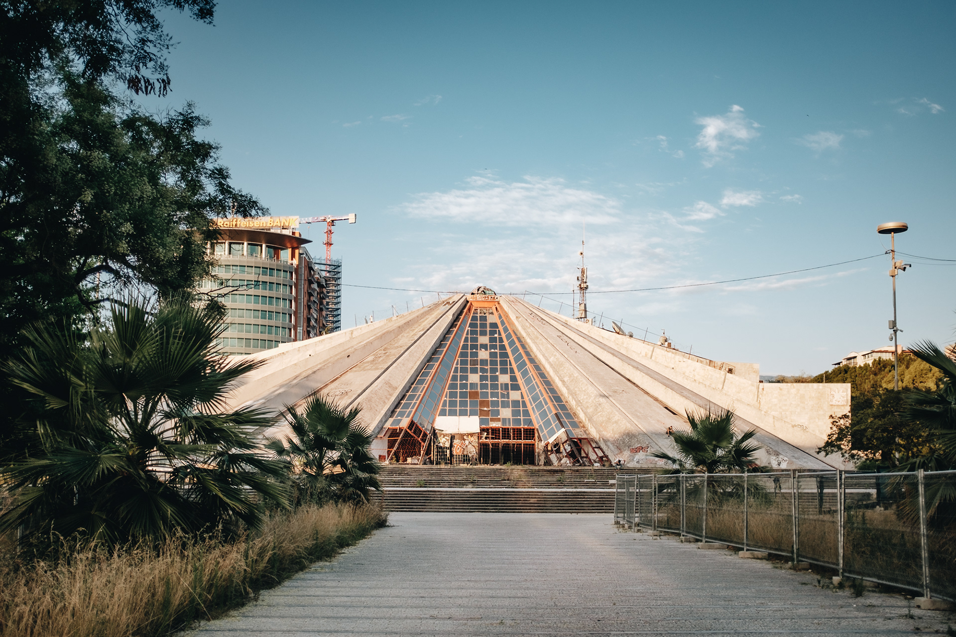 Mezinárodní kulturní centrum Pjetër Arbnori - brutalismus, Hodžova pyramida z r. 1988 postavená z iniciativy Hodžovy dcery jako mauzoleum, dnes opuštěná a řeší se zda zbourat nebo opravit