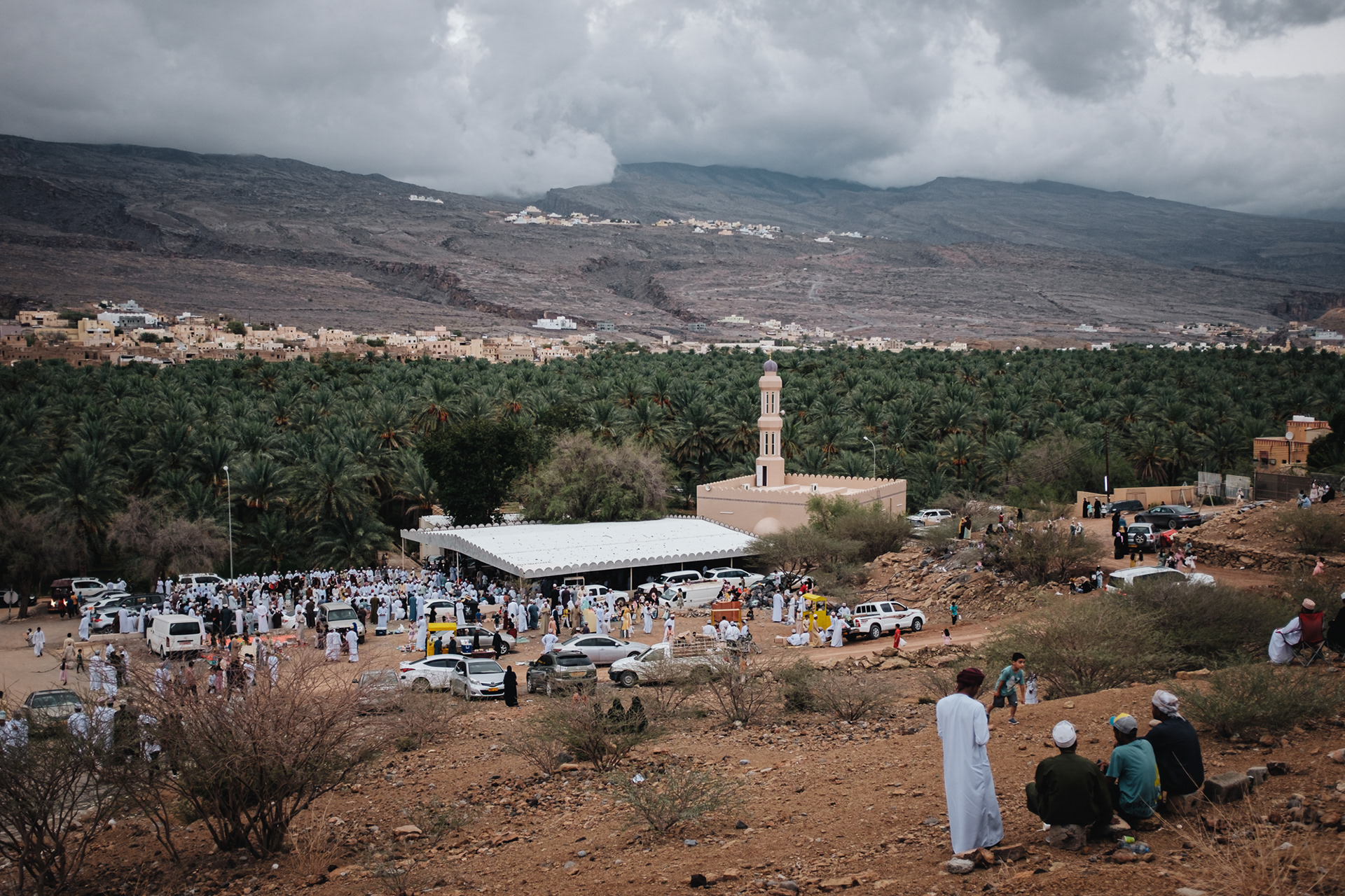 Al Hamra – vesnice se starými domy v jemenském stylu; my tu zrovna natrefili na islámský svátek Eid, kdy se sešly lidi ze všech okolních vesnic a sledovali tradiční tanec