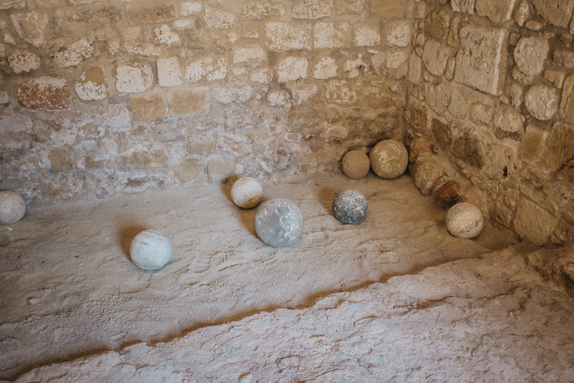 Medieval Fort – Larnacká pevnost, dnešní podoba z osmanské přestavby v r. 1605, na nádvoří středověké hrobky a stará děla, na hradbách výhled na pobřeží, v místnosti vpravo od vchodu Britové za své vlády nad Kyprem popravovali (po–pá 8:00–19:30, so– ne 9:30–17:00, €2,50)