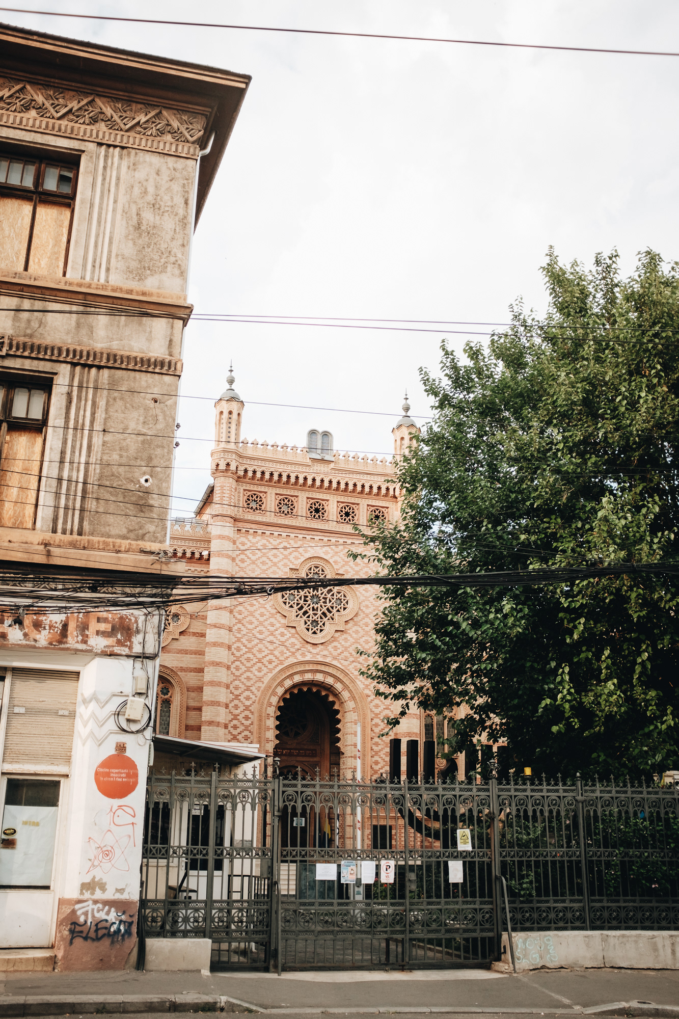 The Choral Temple – židovský chorálový chrám z r. 1857, dnes hlavní aktivně využívanou synagogou ve městě, poškozena zemětřesením r. 1940 a během pogromu r. 1941, během zemětřesení r. 1977 se zhroutil strop, dnes zrekonstruována