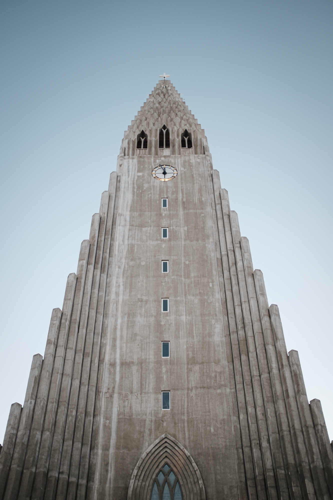 Hallgrímskirkja - stavba architekta Gudjóna Samúelssona (navrhnul i Islandské národní divadlo, hl. budovu Islandské univerzity) z let 1945–1986 na památku básníka a reverenda Hallgríma Péturssona, který zkomponoval nejznámější islandské náboženské dílo – Pašijové hymny; 74,5 m vysoká věž má představovat vulkanický čedič, výtah na vrchol; před kostelem stojí socha vikinga Leifa Eiríkssona, prvního Evropana, který objevil Ameriku (dar USA k 1000. výročí založení Althingu v r. 1930)