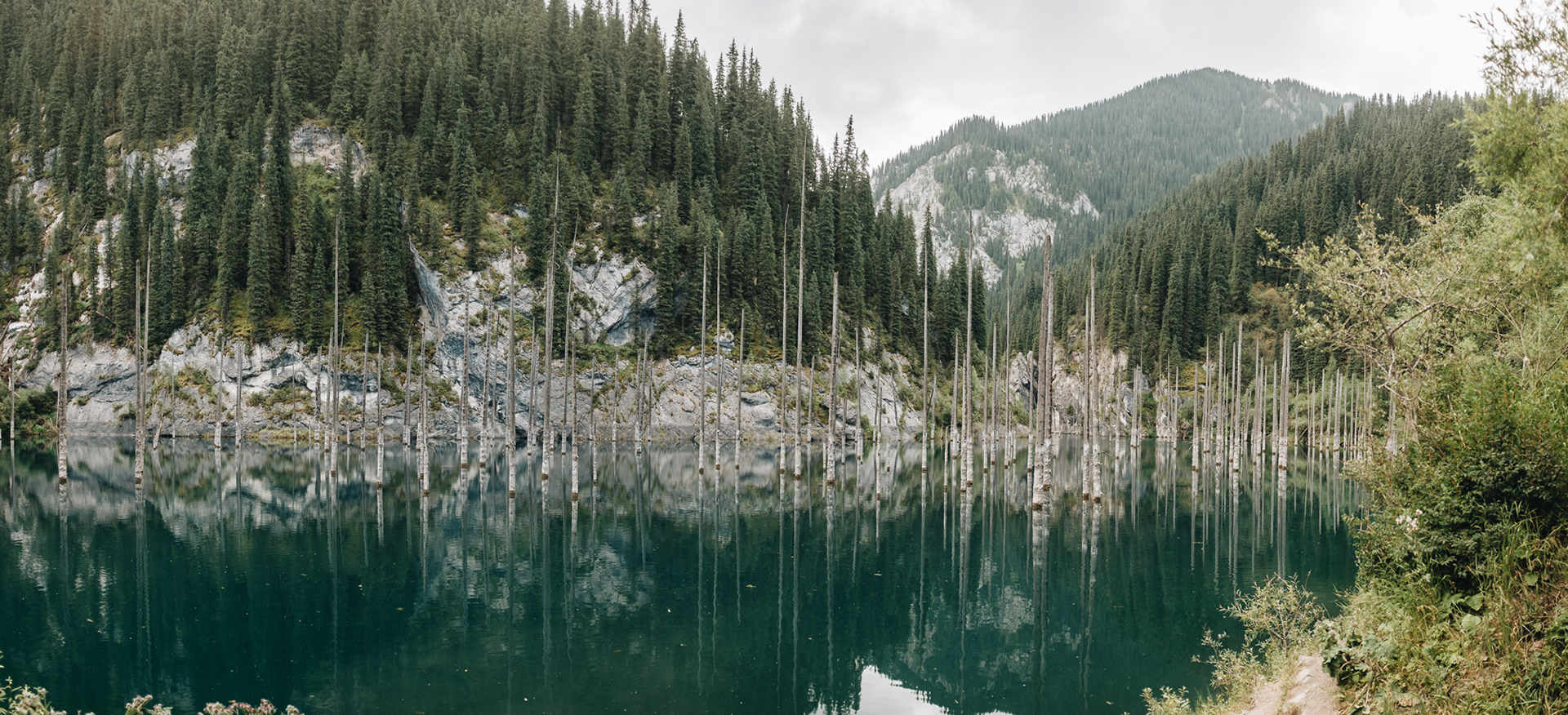 озеро Каинды (jezero Kaindy) - Jezero ve výšce 2000mnm vzniklé při zemětřesení v roce 1911