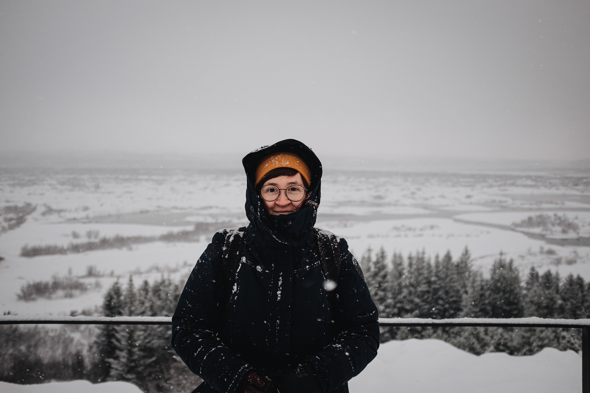 Þingvellir - národní park, kde vikingové r. 930 založili první demokratický parlament na světě Althingi (mnozí první osadníci Islandu měli rozepře se skandinávskou královskou vrchností, chtěli zde žít klidně bez svých králů, proto vytvořili oblastní things (shromáždění), kde se o spravedlnost starali místní náčelníci, poté bylo zapotřebí vytvořit celonárodní thing, kde se přijímaly nové zákony, uzavíraly svatební smlouvy, rozhodlo se zde o náboženství země), následující staletí však eskalovalo násilí mezi jednotl. skupinami, došlo ke zhroucení zákonů a pořádku a vláda byla předána norské koruně, r. 1271 byl Althingi zbaven legislativní moci a až do r. 1798 působil jen jako soudní dvůr, dokud nebyl rozpuštěn úplně, r. 1843 znovu nabyl své moci a přestěhoval se do Reykjavíku); shromáždění se konala venku, dnes jsou zde pouze kamenné základy starověkého tábořiště; ohromné riftové údolí, které vytvořil střet euroasijské a severoamerické desky, s řekami a vodopády; 1. NP v zemi, od r. 2004 na seznamu UNESCO