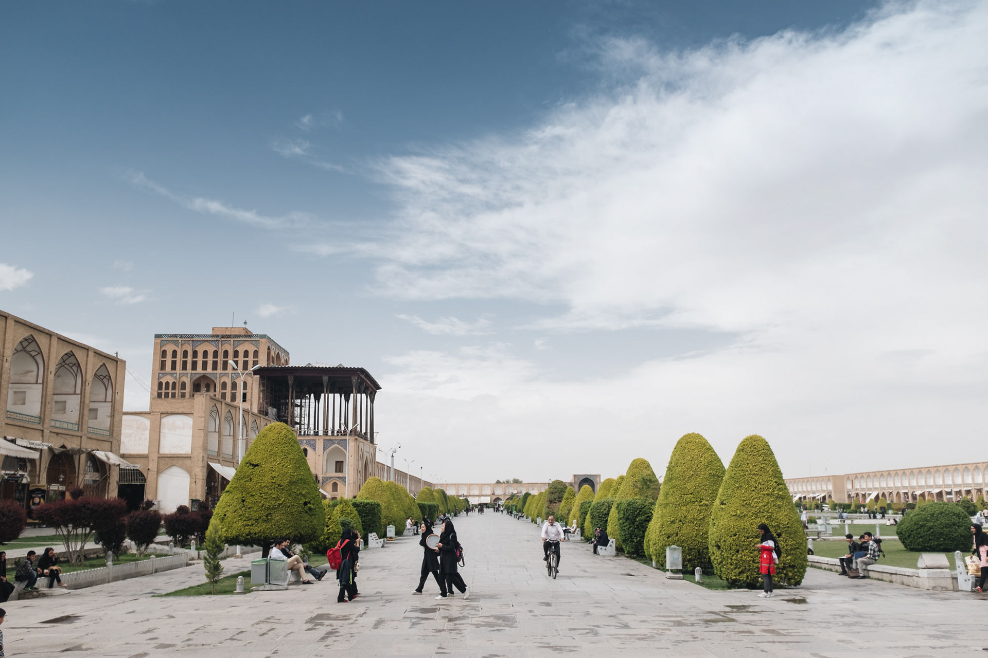 Naqsh-e Jahan Square - náměstí, které původně sloužilo jako hřiště pro polo. Vlevo je vidět tribuna pro šáha