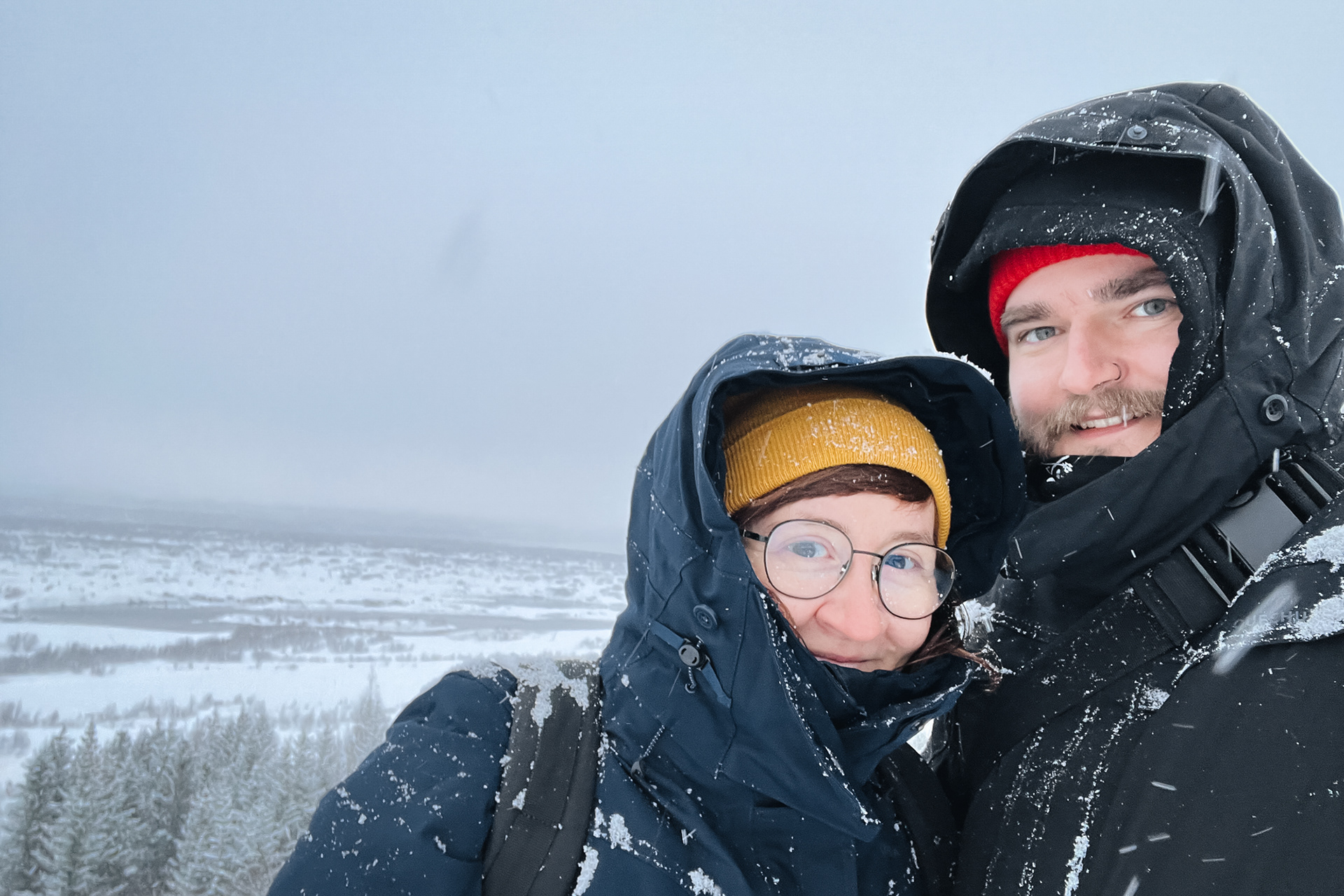 Þingvellir - národní park, kde vikingové r. 930 založili první demokratický parlament na světě Althingi (mnozí první osadníci Islandu měli rozepře se skandinávskou královskou vrchností, chtěli zde žít klidně bez svých králů, proto vytvořili oblastní things (shromáždění), kde se o spravedlnost starali místní náčelníci, poté bylo zapotřebí vytvořit celonárodní thing, kde se přijímaly nové zákony, uzavíraly svatební smlouvy, rozhodlo se zde o náboženství země), následující staletí však eskalovalo násilí mezi jednotl. skupinami, došlo ke zhroucení zákonů a pořádku a vláda byla předána norské koruně, r. 1271 byl Althingi zbaven legislativní moci a až do r. 1798 působil jen jako soudní dvůr, dokud nebyl rozpuštěn úplně, r. 1843 znovu nabyl své moci a přestěhoval se do Reykjavíku); shromáždění se konala venku, dnes jsou zde pouze kamenné základy starověkého tábořiště; ohromné riftové údolí, které vytvořil střet euroasijské a severoamerické desky, s řekami a vodopády; 1. NP v zemi, od r. 2004 na seznamu UNESCO