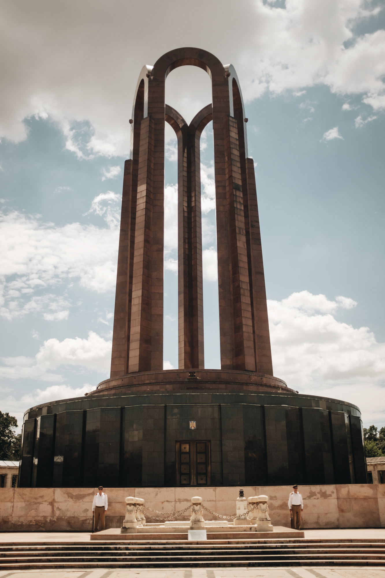 Carol Park – formálnější park, v jižní části brutalistický pomník, kdysi obsahoval pozůstatky komunistických vůdců, po revoluci byly odstraněny a nahrazeny mrtvými vojáky z 1. sv. v.