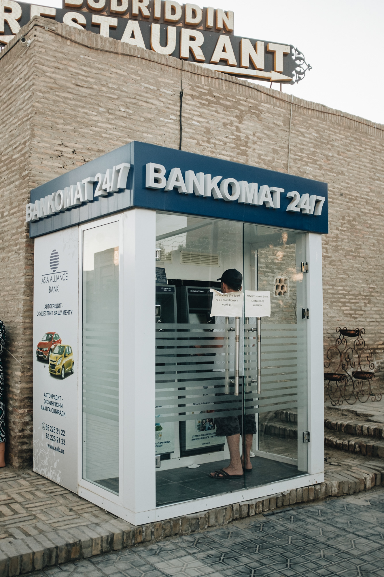 Klimatizovaný bankomat (pozor, v Uzbekistánu většina bankomatů nebere západní karty, jen některé berou Visu a minimum bere MasterCard)
