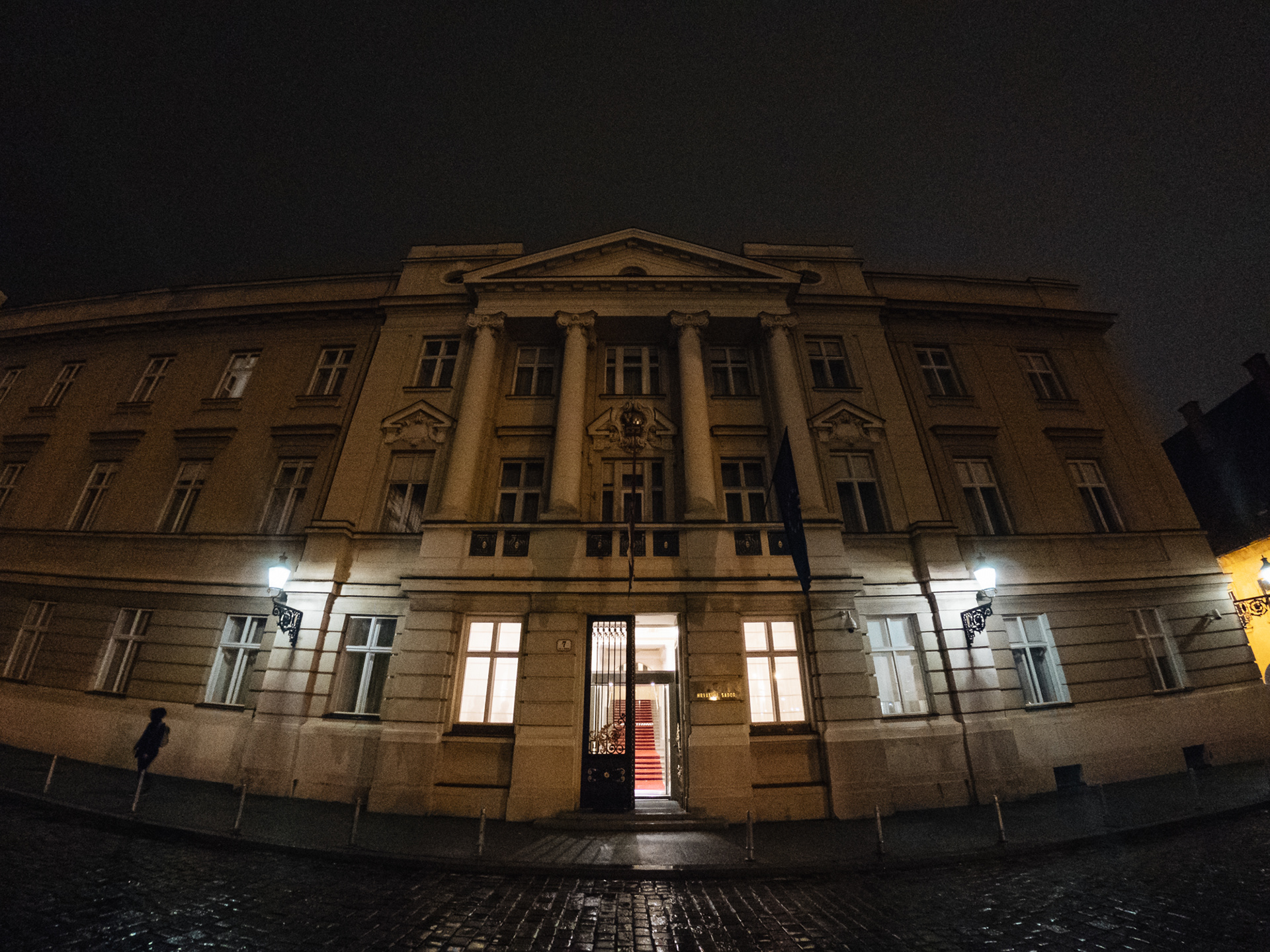 V Záhřebu celý večer pršelo, takže mám jen jednu fotku. Budova chorvatského parlamentu – z r. 1910, r. 1918 bylo z jejího balkonu vyhlášeno odtržení od Rakouska-Uherska