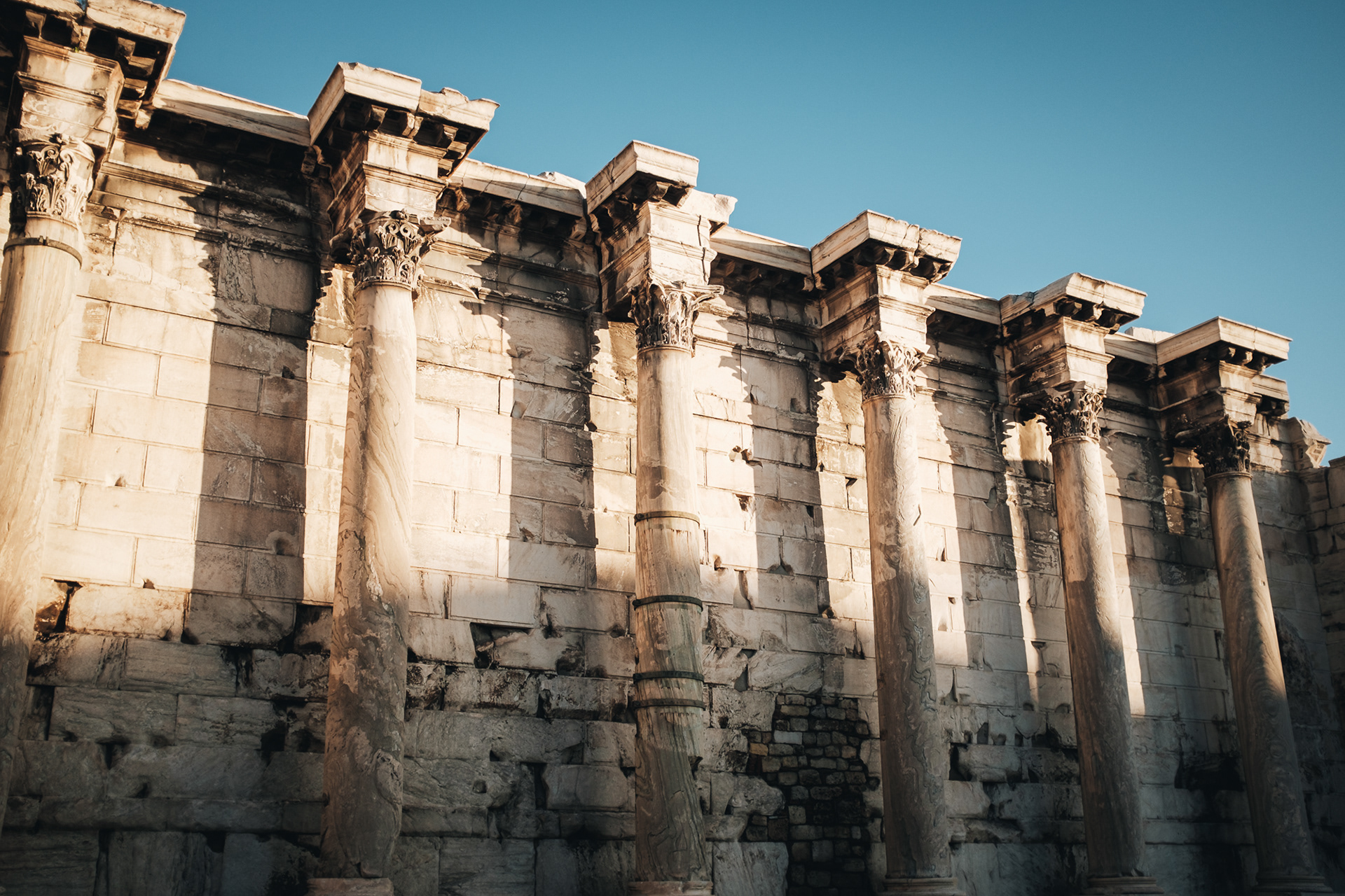 Monastiraki Square - se staletým byzantským kostelem
