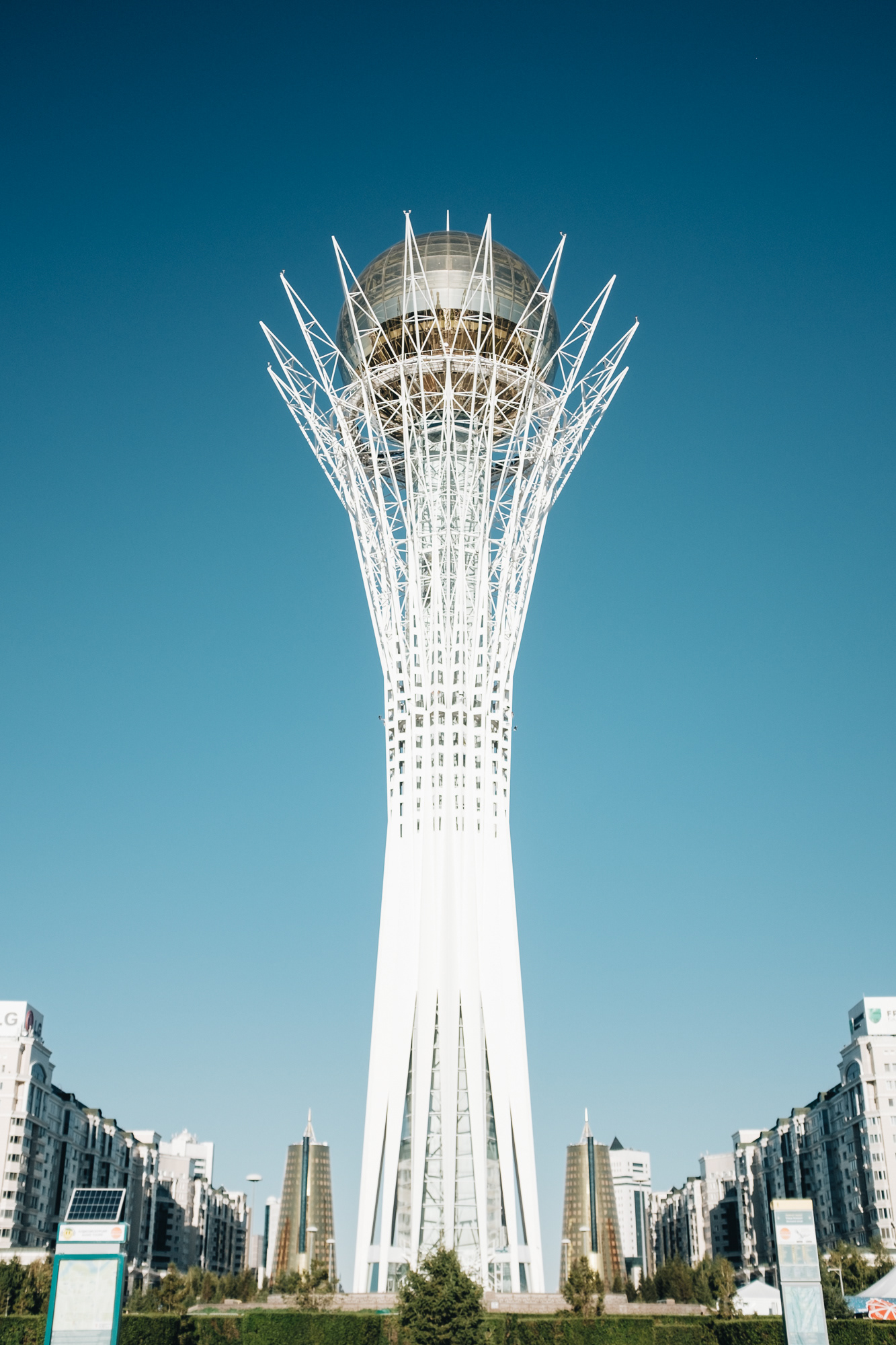 Baiterek Tower - 97m monument "Topol", představuje strom života s kořeny v podsvětí a korunou v nebi, podle legendy do jeho větví snesl pták Samruk zlaté vejce s tajemstvím lidské touhy a pocitem štěstí , nahoru jezdí výtah
