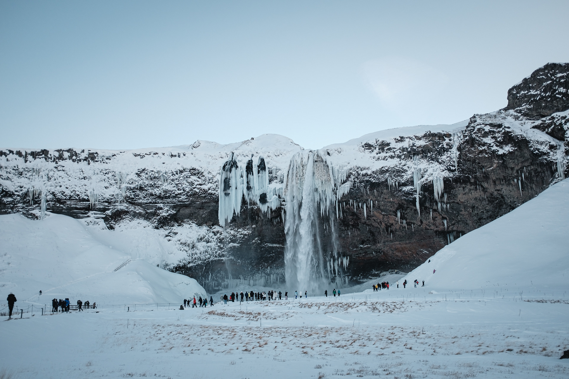 Seljalandsfoss - vodopád Seljalandsfoss se dá obejít zezadu, v zimě ale často zavřeno (parkoviště 750ISK)