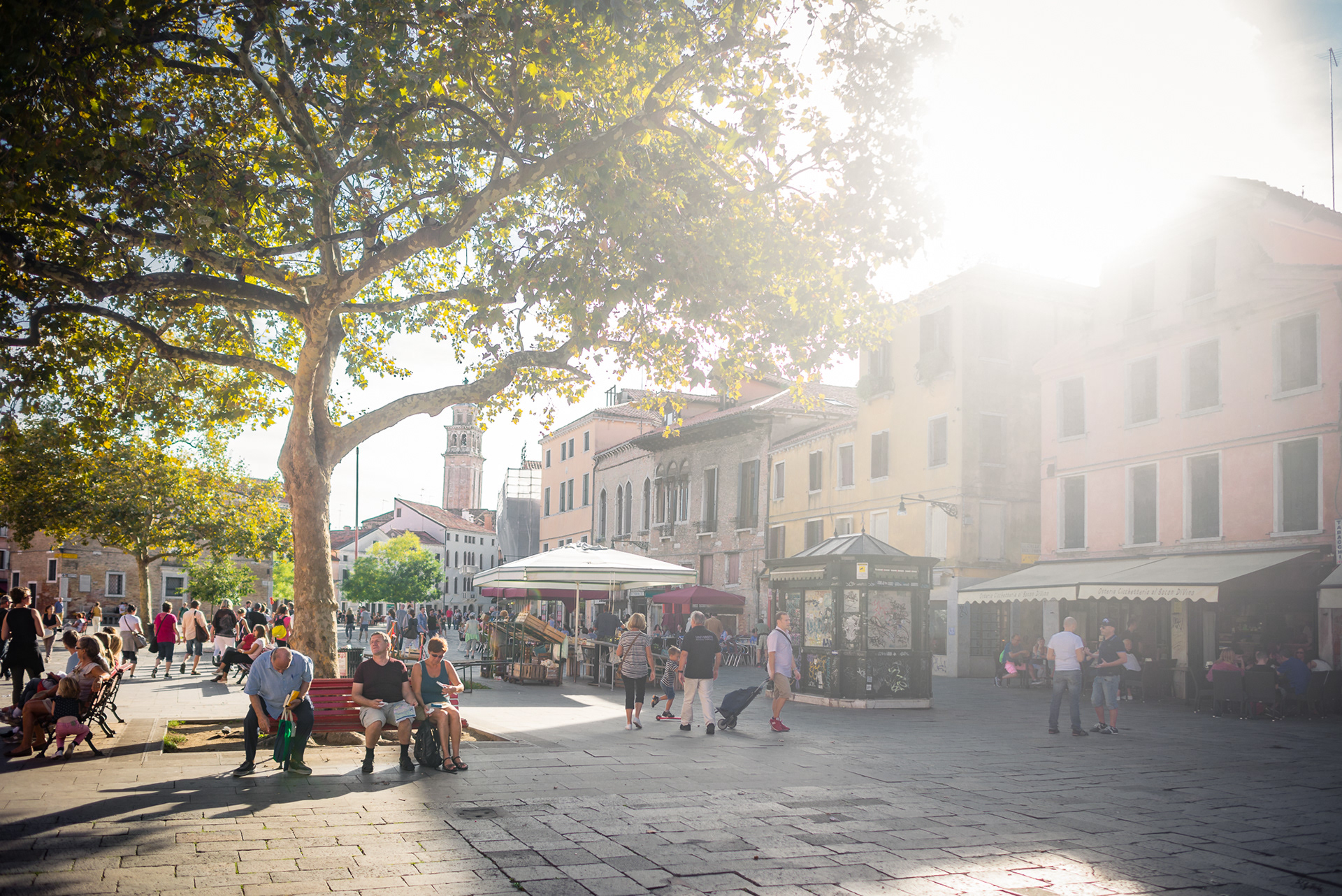 Campo Santa Margherita - všude bary